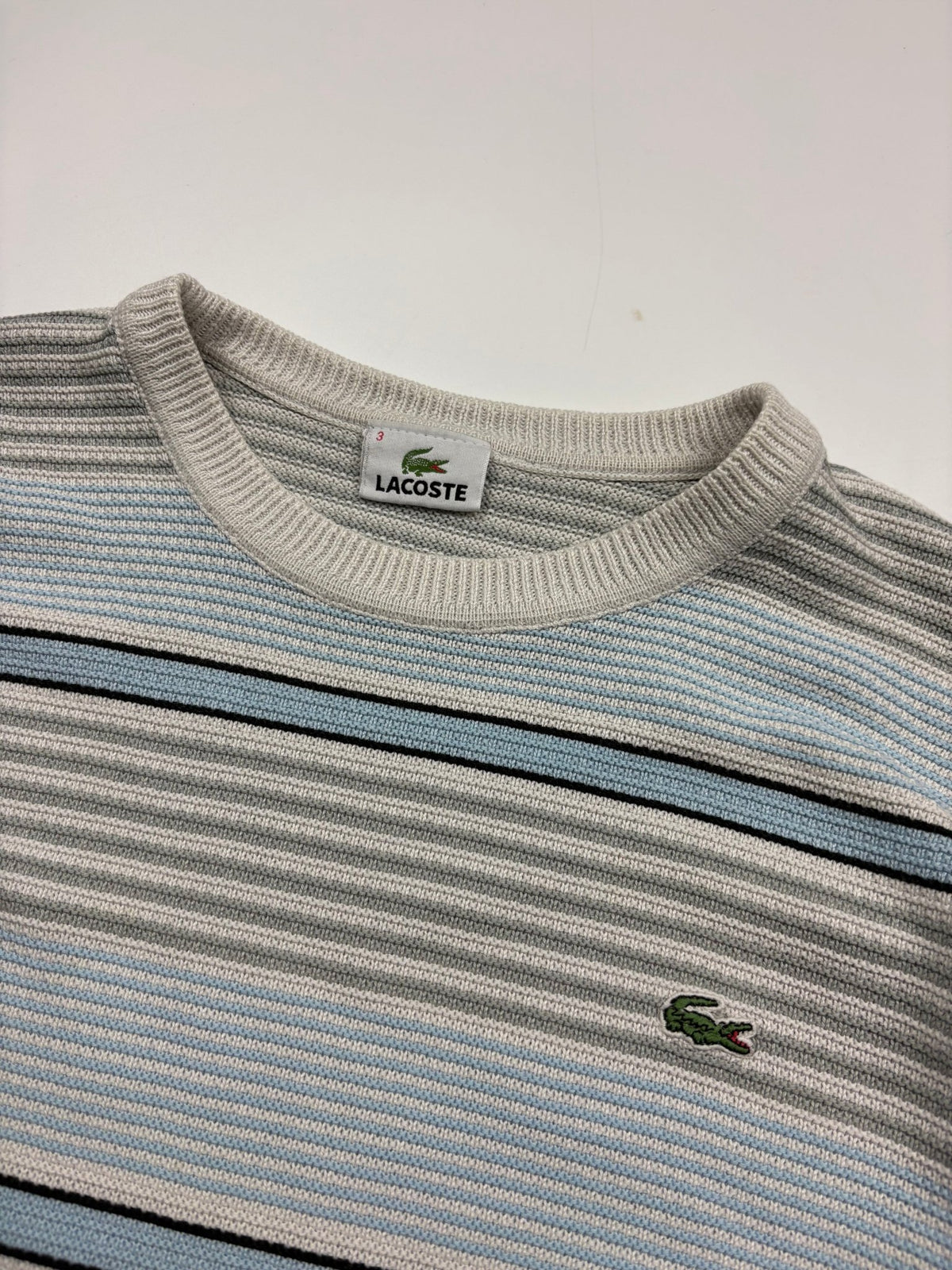 Lacoste Streifenstrick Vintage Strickpullover – Grau/Light Blue (S) - PKeyVintage