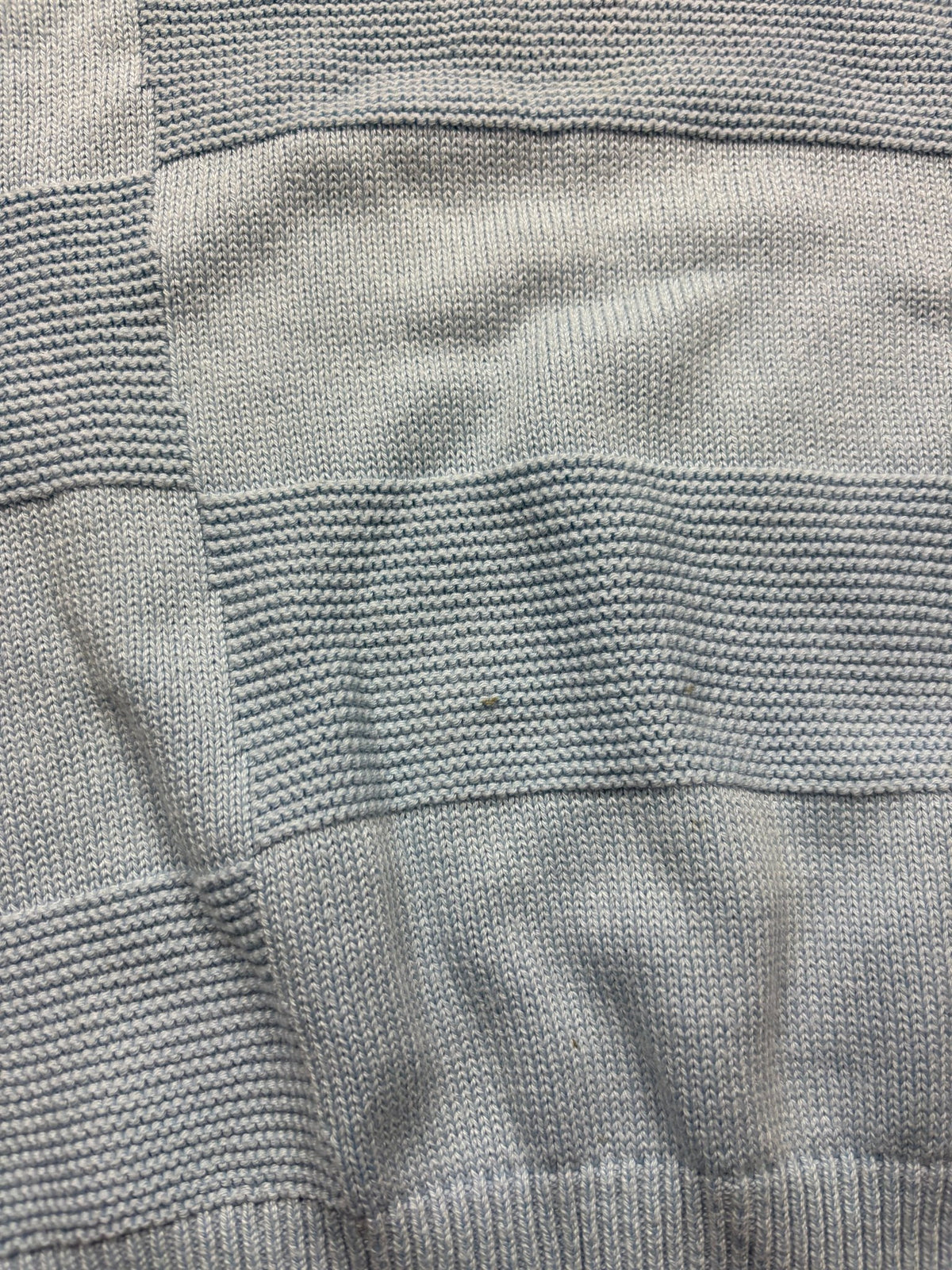 Lacoste Karomuster Vintage Strickpullover in Hellblau – Detailansicht