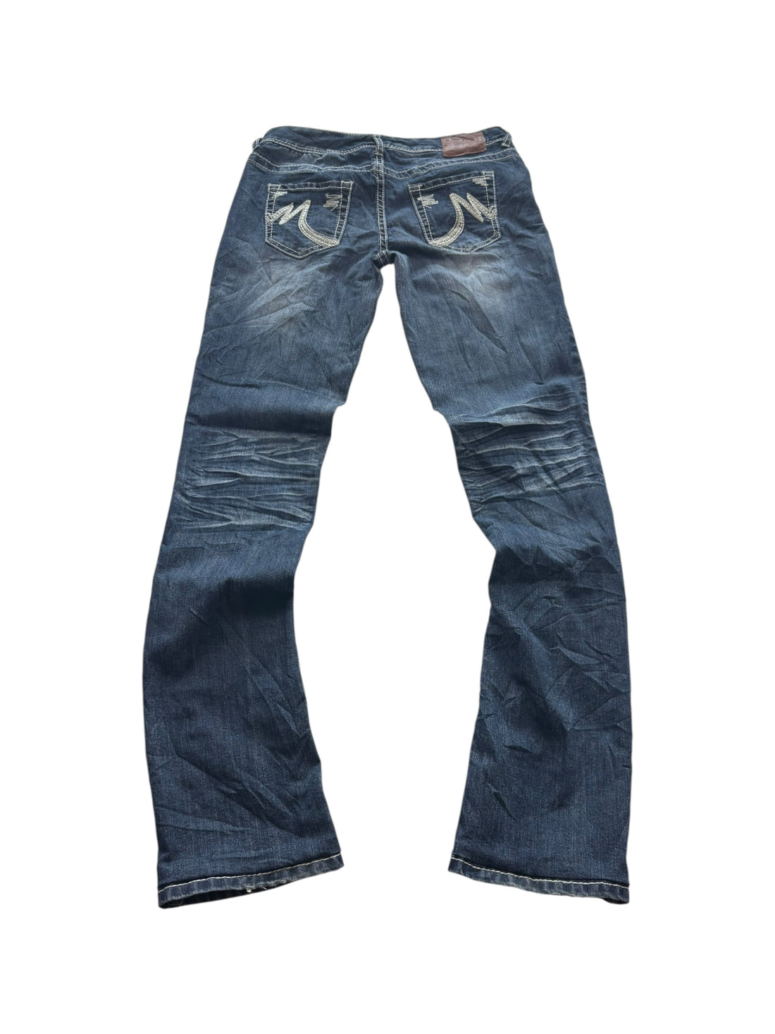 Maurices Jeans Dunkelblau – Vorderansicht mit Logo-Knopf und heller Waschung