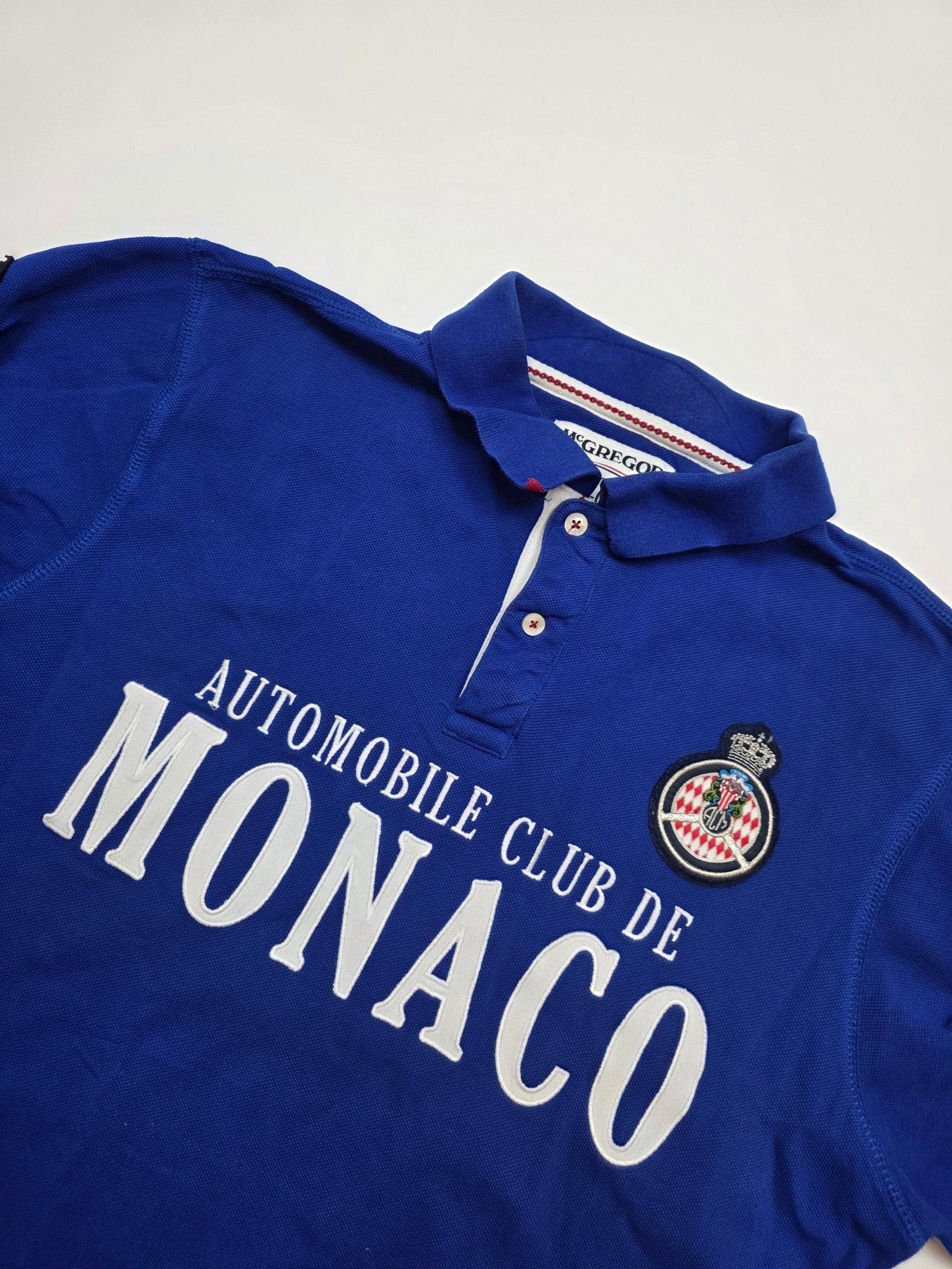 MONACO Frontprint und gestickte Motorsport-Badges am blauen McGregor Vintage Polo