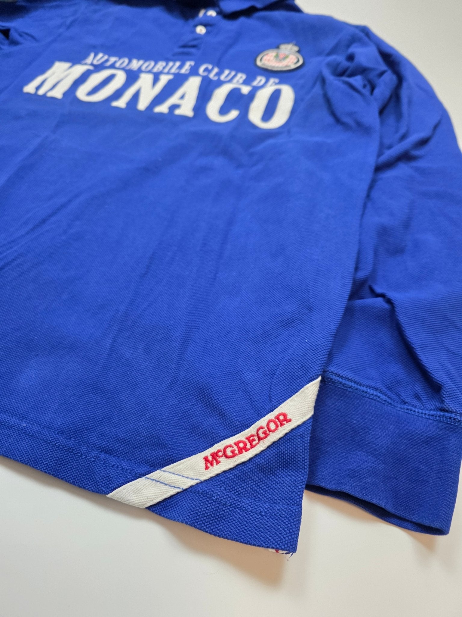 MONACO Schriftzug, Wappen und McGregor Details auf dem blauen Vintage Polo