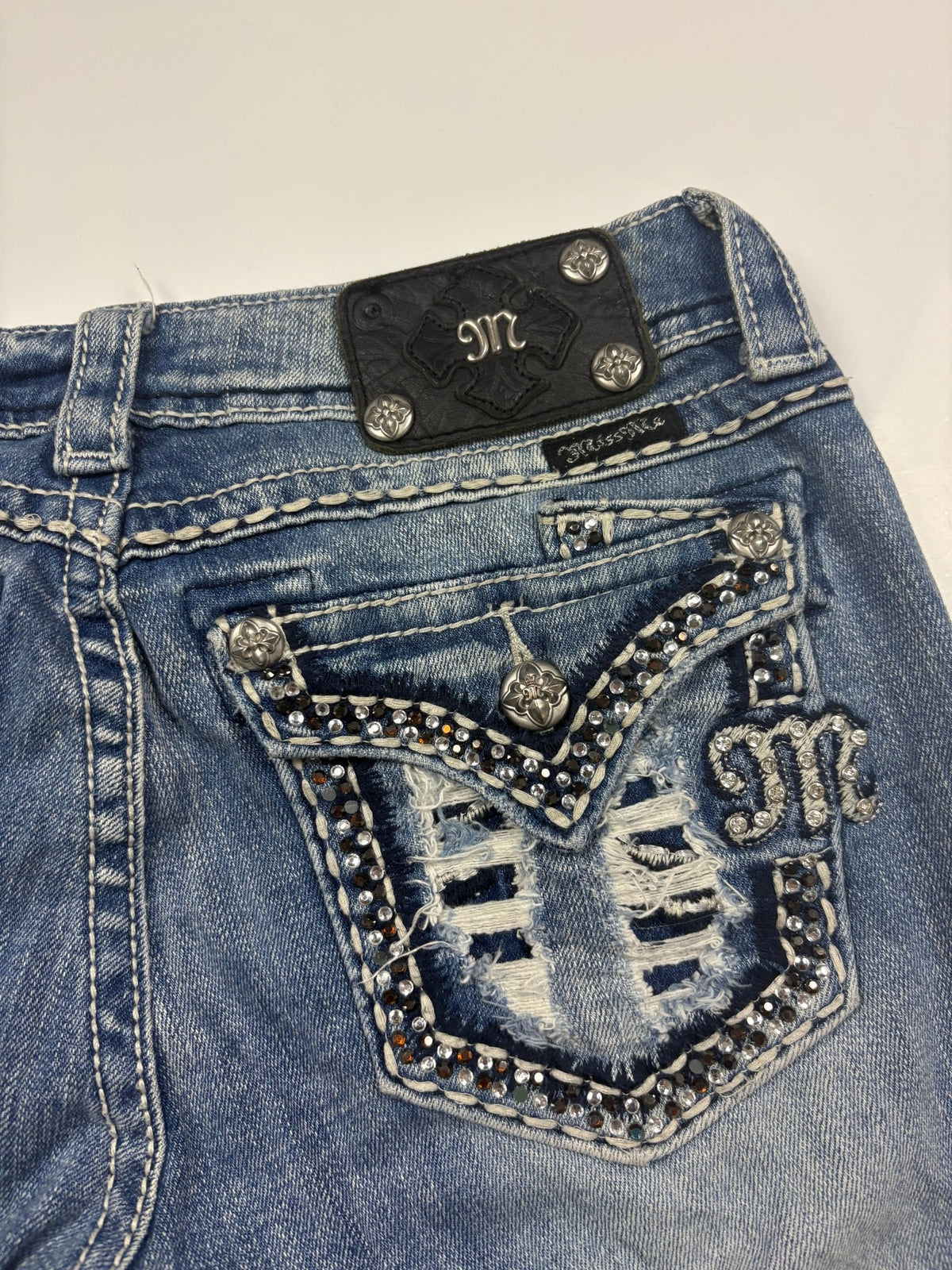 Miss Me Destroyed Y2K Vintage Capri Jeans in Blau – Detailansicht