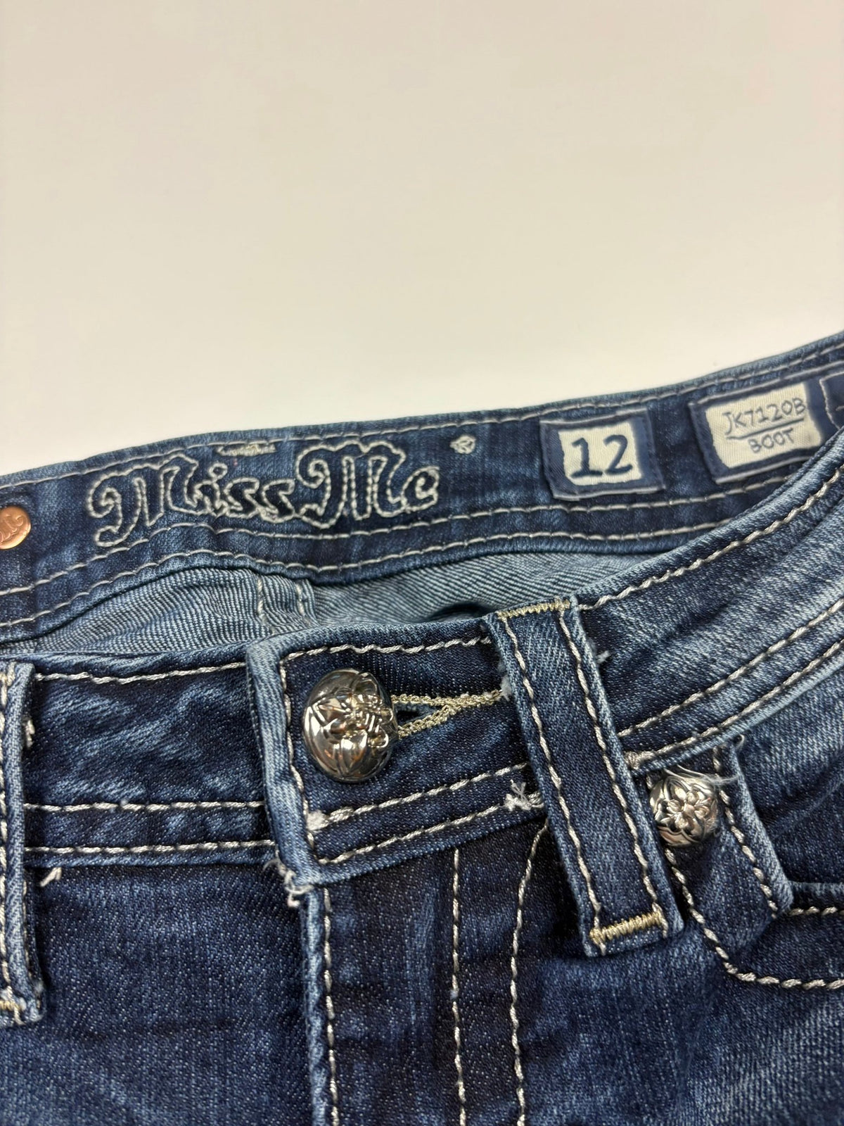 Miss Me Kreuzstickerei Vintage Bootcut Jeans in Dunkelblau – Etikett