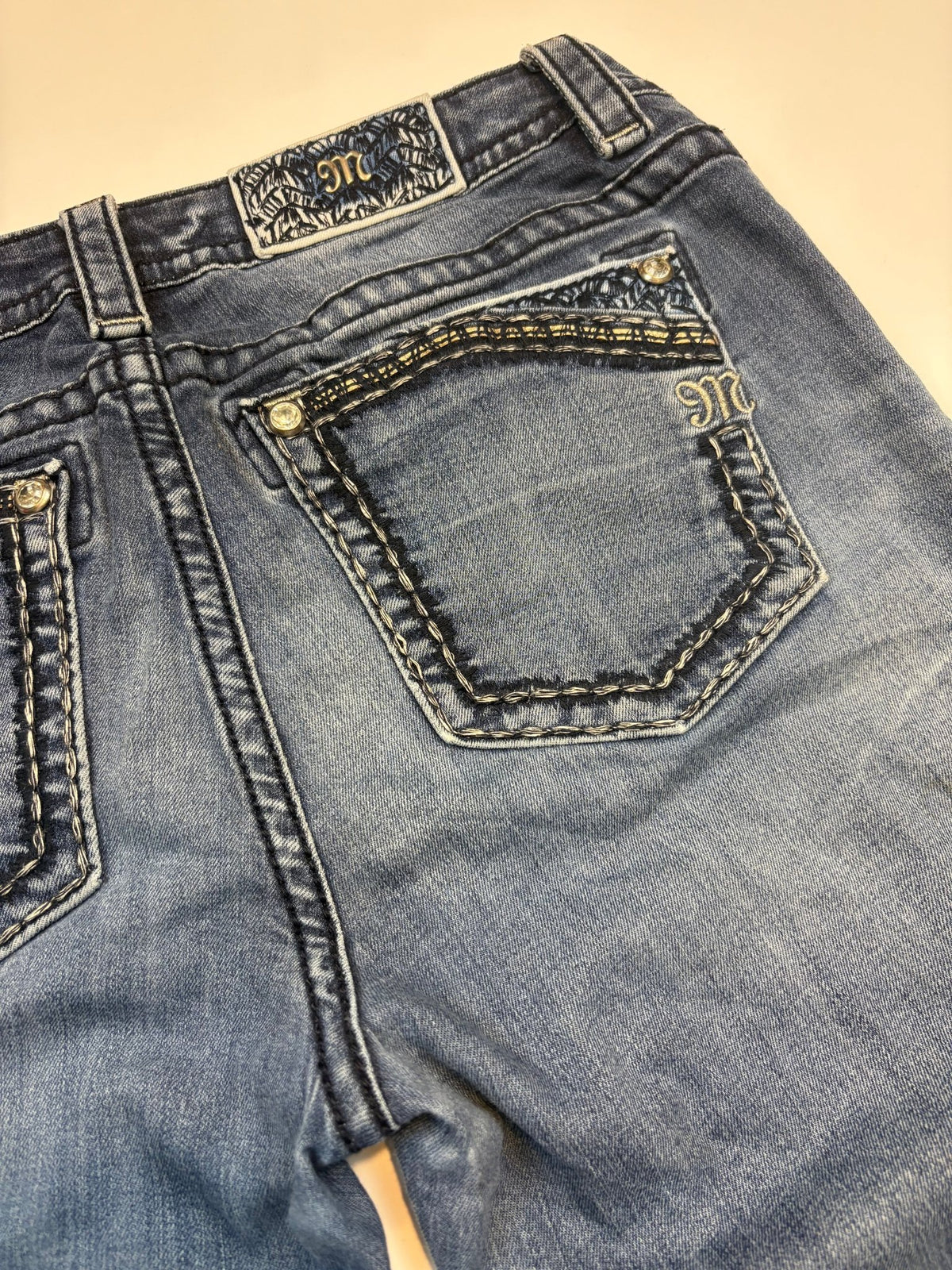 Miss Me Slim Vintage Bootcut Jeans in Blau – Detailansicht