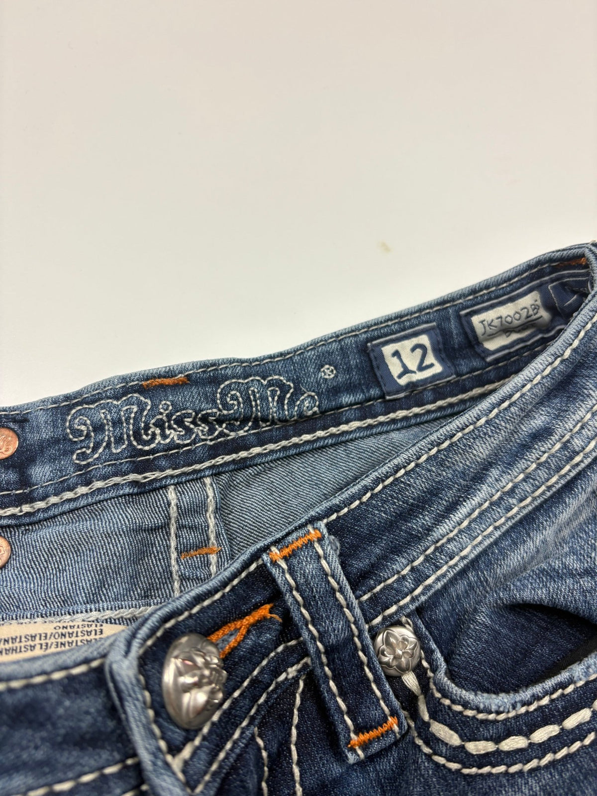 Miss Me Strass-Flap Vintage Bootcut Jeans in Blau – Etikett