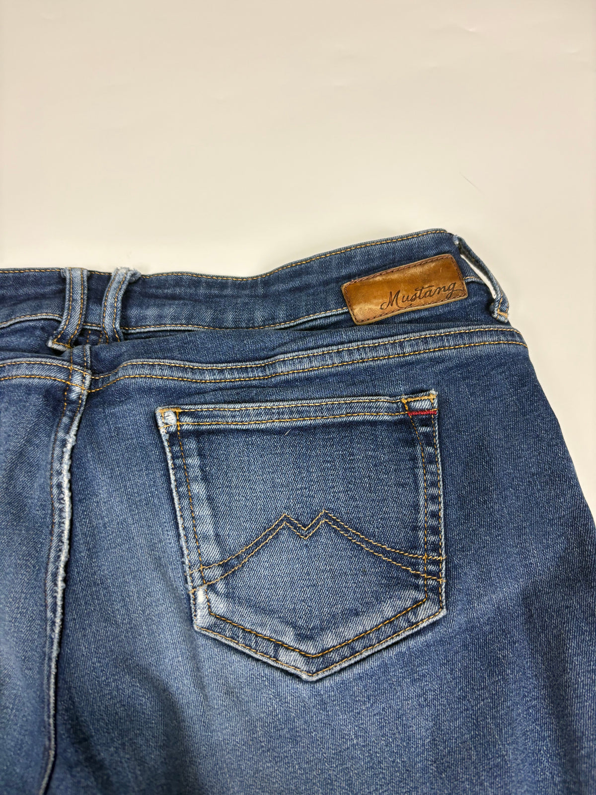 Mustang Vintage Jeans – Markenpatch und Gesäßtasche Detail