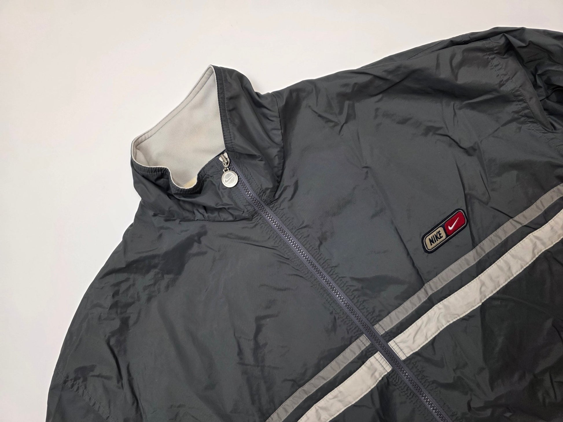 Nike 00s Vintage Trackjacket – Grau mit Reflektorstreifen (M) - PKeyVintage