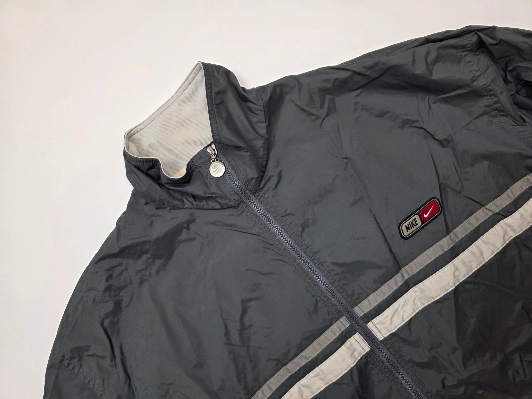 Nike 00s Vintage Trackjacket – Grau mit Reflektorstreifen (M) - PKeyVintage