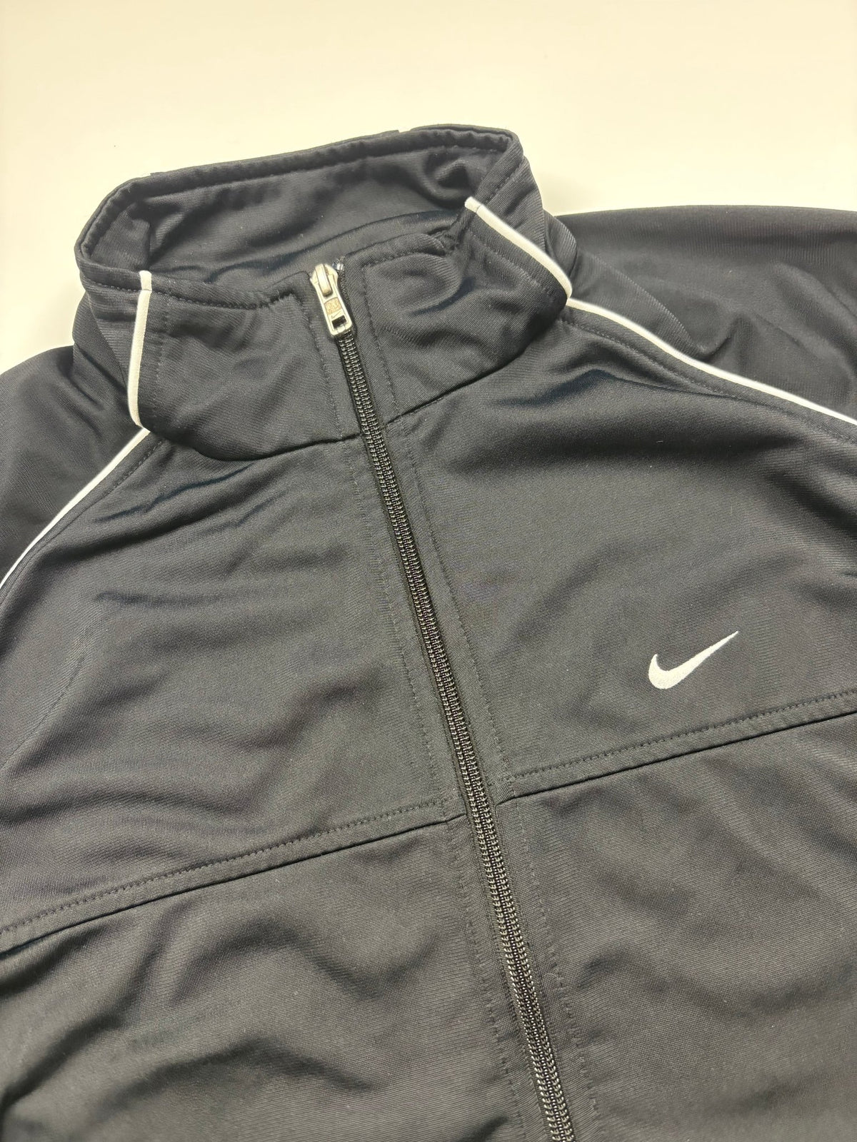 Nike Athletic Dept 90s Vintage Trackjacket in Schwarz – Logo im Detail