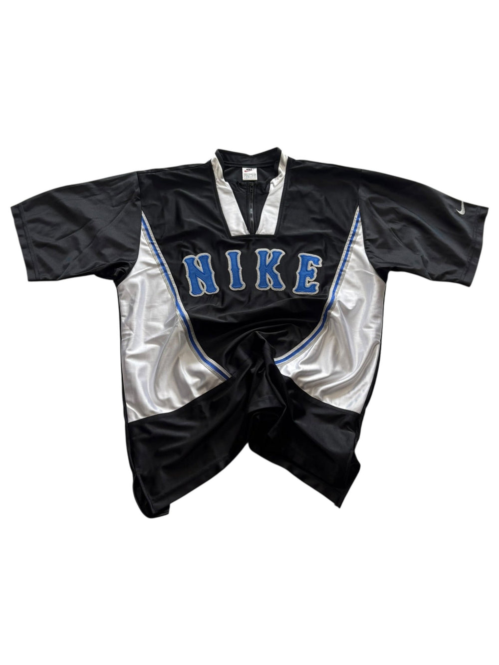 Nike Big Logo Vintage Trikot in Schwarz und Weiß mit großem NIKE Chenille-Logo und weißen Seiteneinsätzen