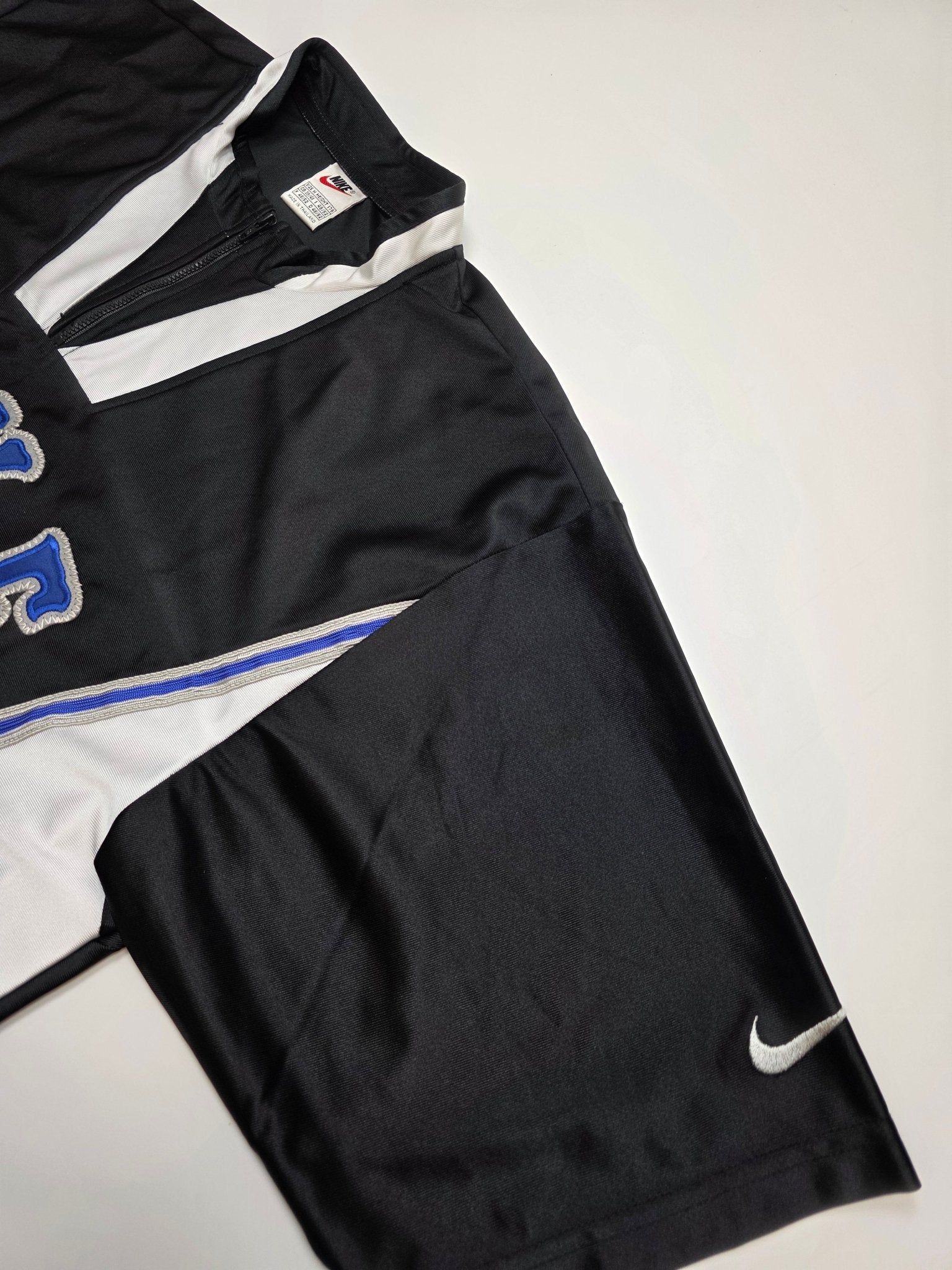 Nike Big Logo Vintage Trikot – Schwarz/Weiß/Blau (M) - PKeyVintage