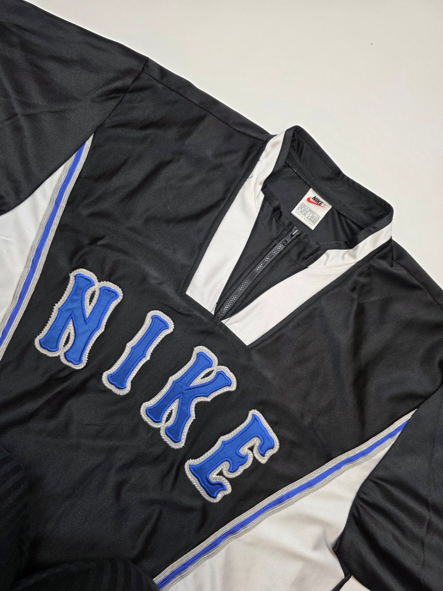 Nike Big Logo Vintage Trikot – Schwarz/Weiß/Blau (M) - PKeyVintage
