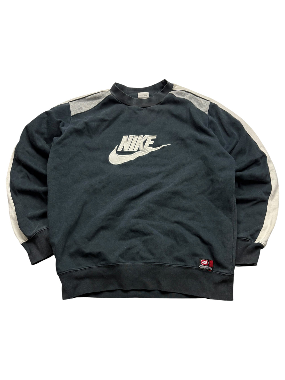 Nike Big Swoosh Vintage Sweater in Navy mit großer weißer Frontapplikation und hellen Ärmelstreifen