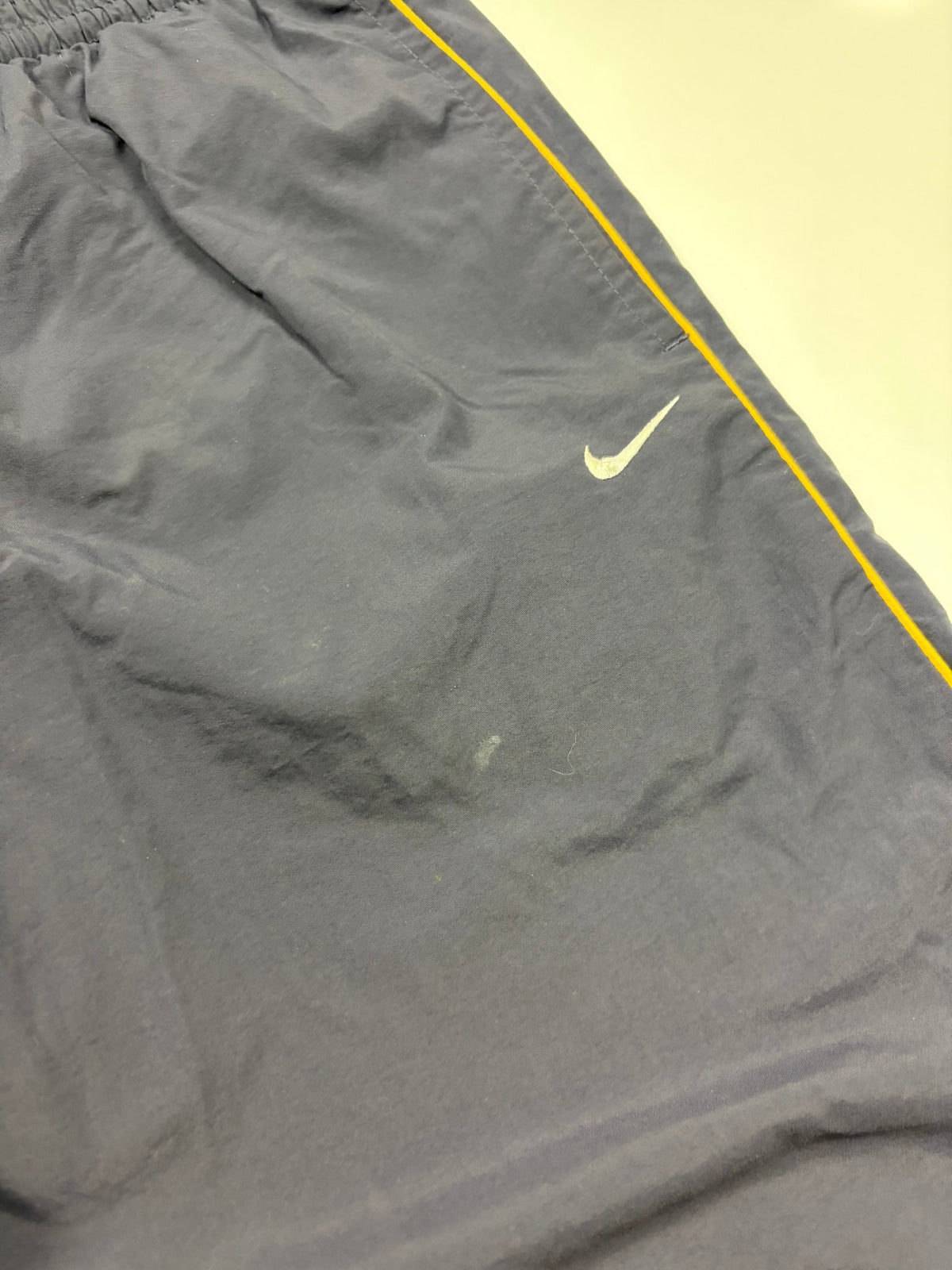 Nike Block Patch Vintage Tracksuit in Navy/Weiß – Logo im Detail 3