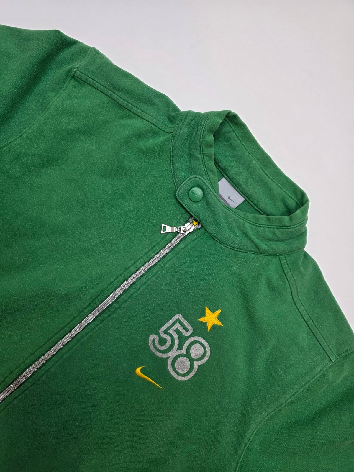 Nike Brasil Trackjacket Brustdetail mit gelbem Swoosh, Stern und grauer 58-Stickerei