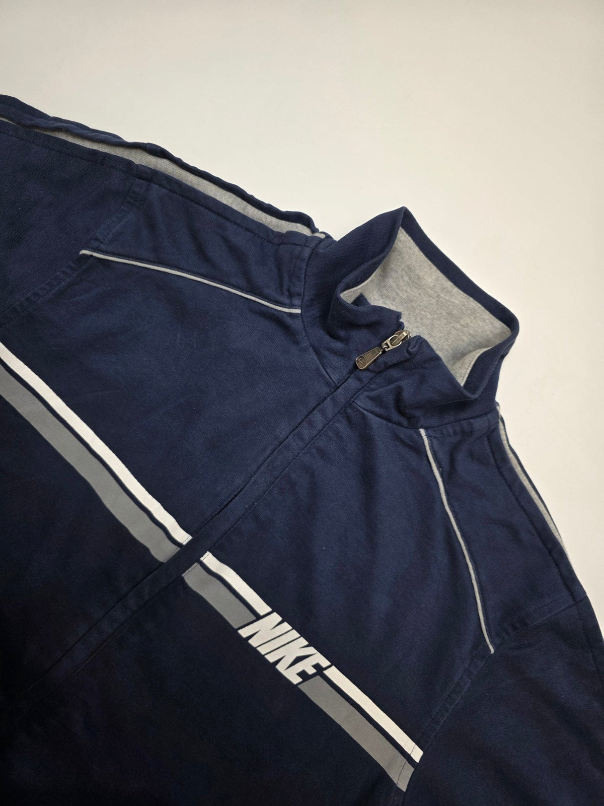 Detail des NIKE Bruststreifens, Stehkragens und Front-Reißverschlusses an der navyfarbenen Vintage Zip Jacke