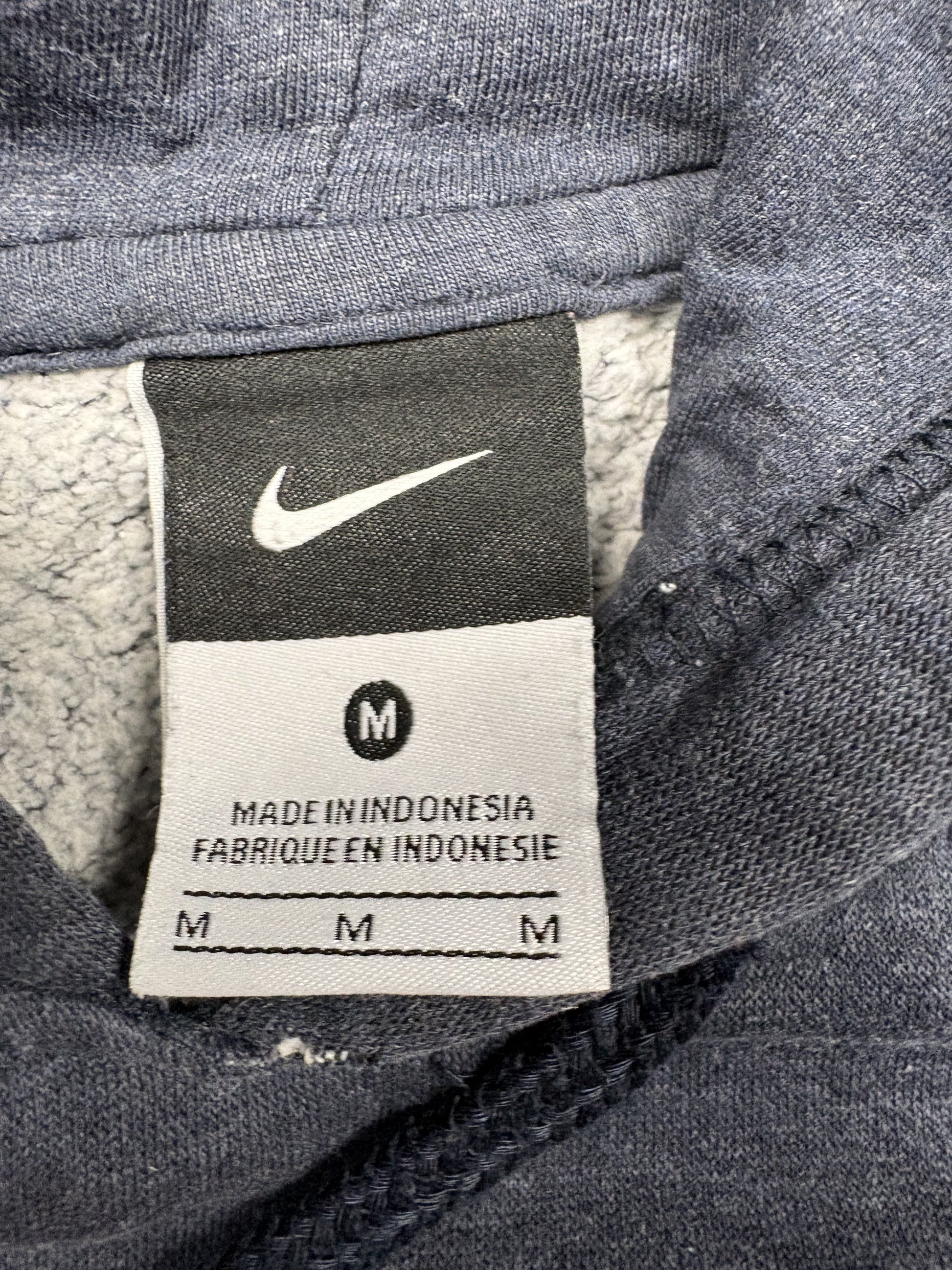 Nike Größenetikett M des Collegiate Big Logo Vintage Hoodies, hergestellt in Indonesien