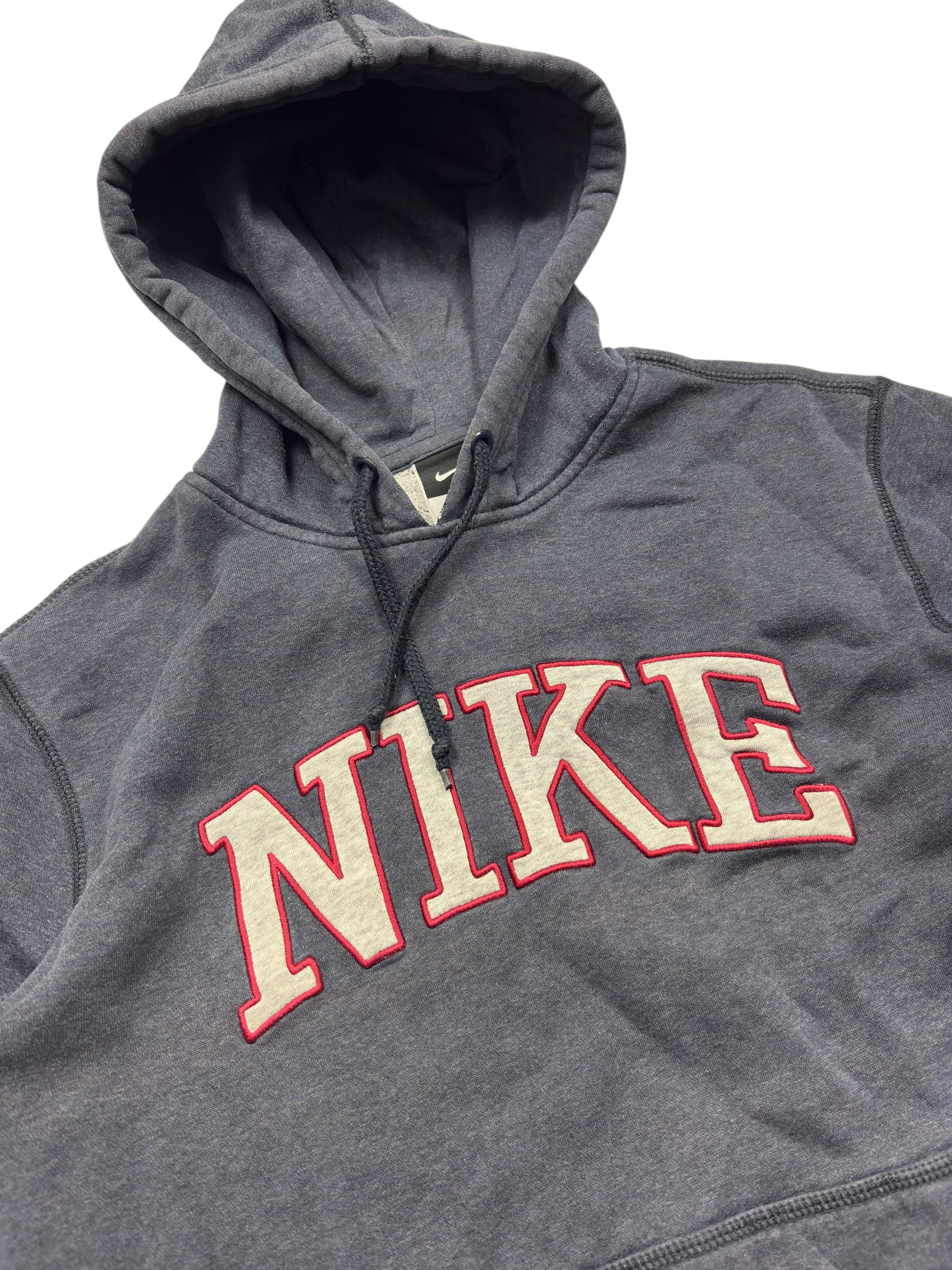 Detailansicht des NIKE Collegiate-Schriftzugs mit roter Kontur am Vintage Hoodie