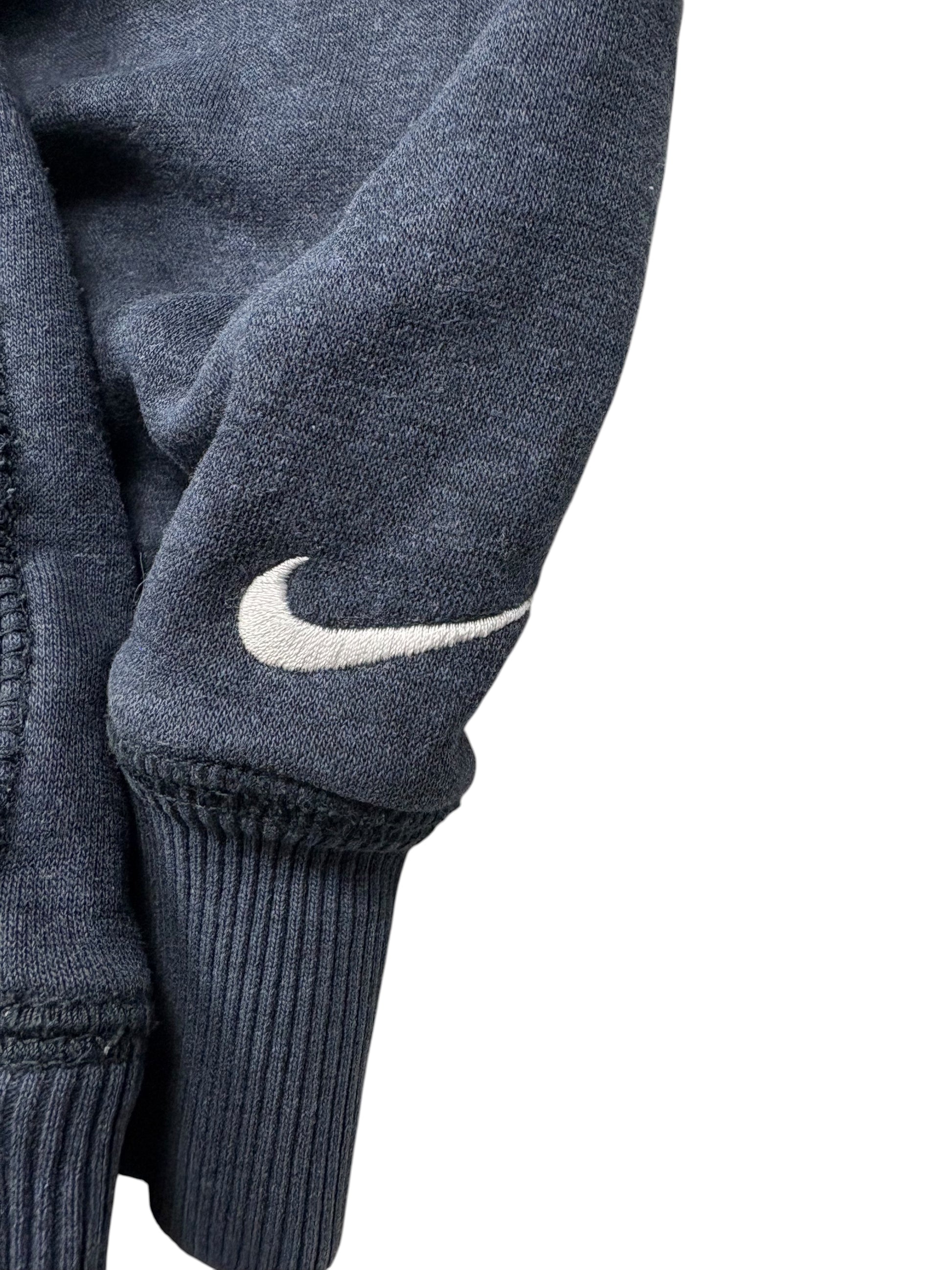 Ärmeldetail des Nike Vintage Hoodies mit weißem Swoosh und Bündchen
