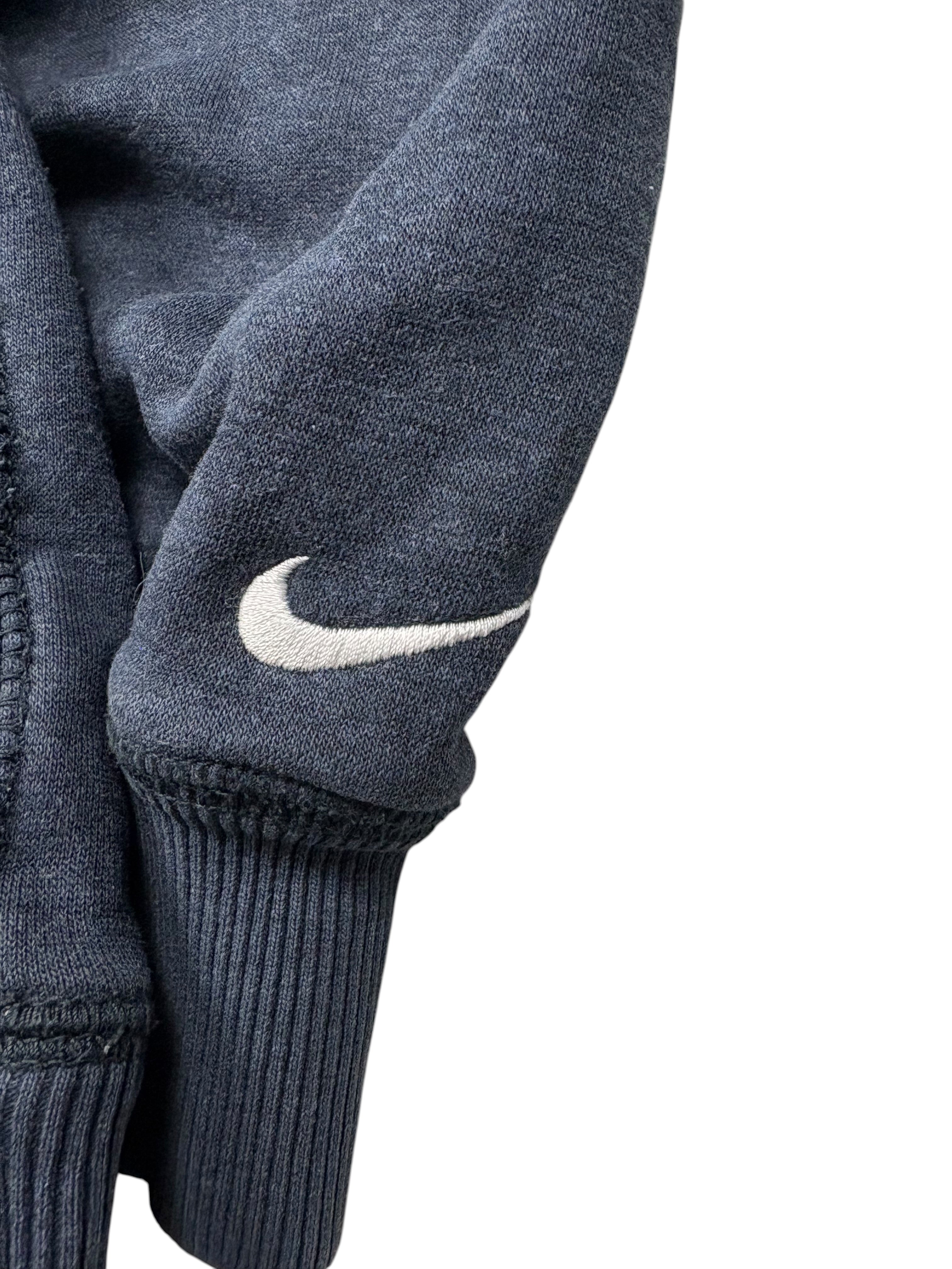 Ärmeldetail des Nike Vintage Hoodies mit weißem Swoosh und Bündchen