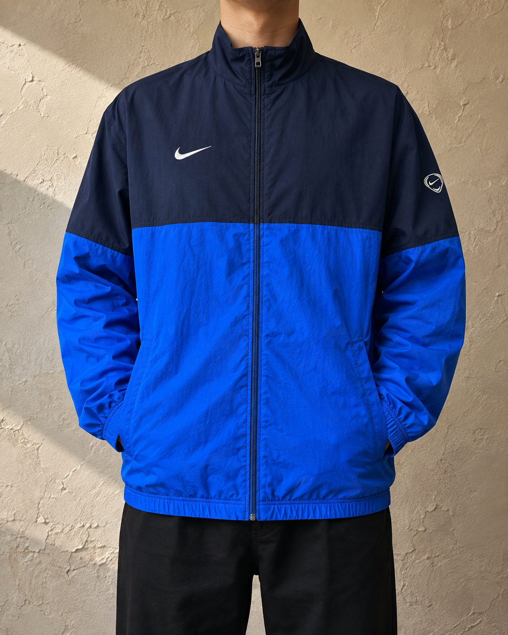 KI-generiertes Tragebild der dunkelblauen und blauen Nike Vintage Trackjacket in Größe L