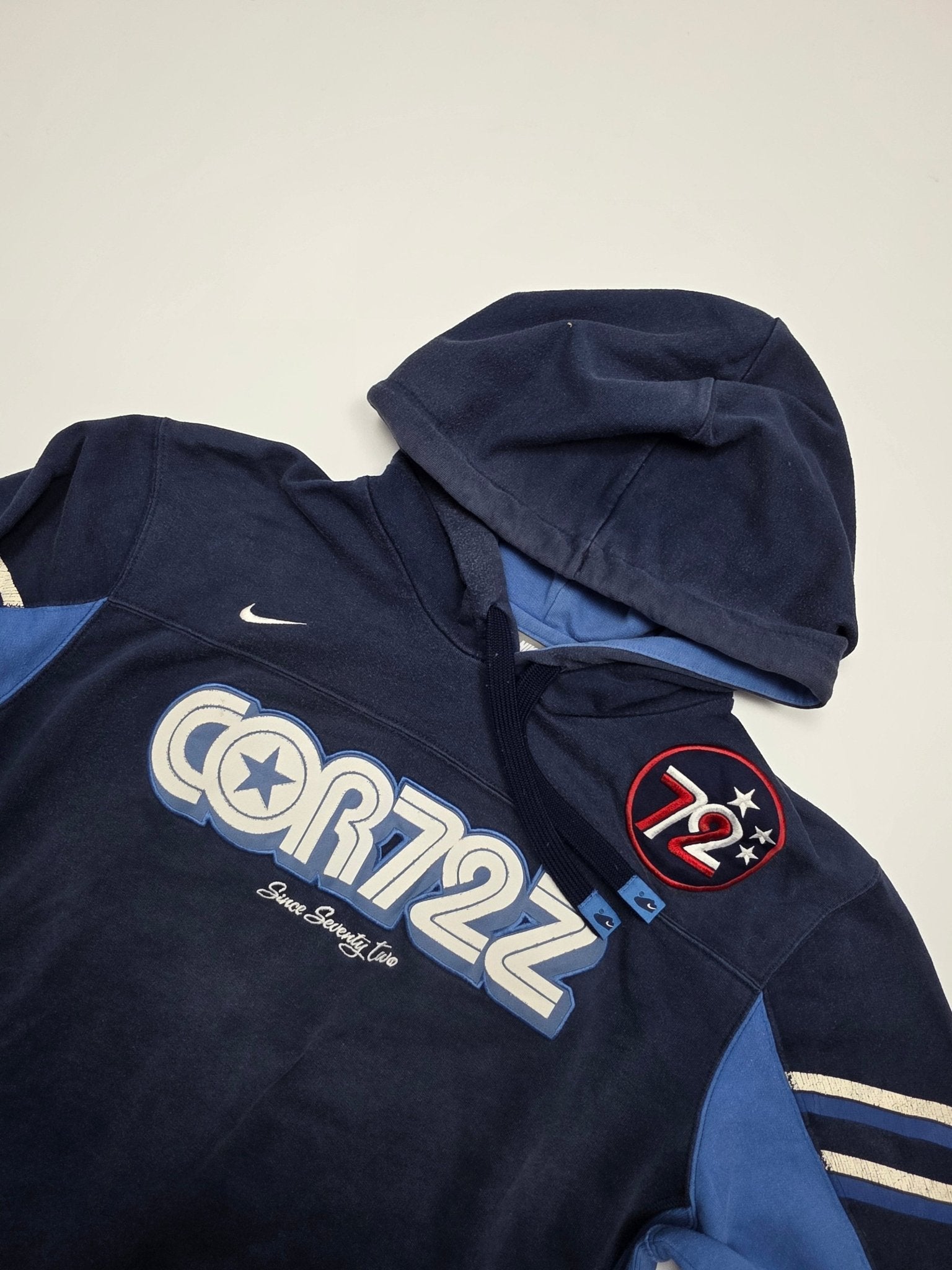 Nike Cortez Hoodie Detail Frontprint mit Swoosh und Kapuze