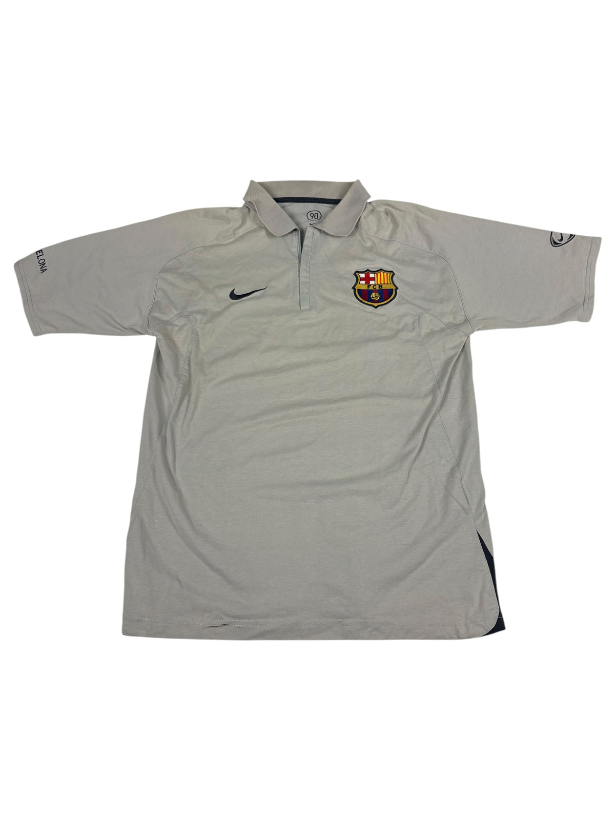 Graues Nike Poloshirt mit FC-Barcelona-Wappen und Swoosh auf der Brust, Vorderansicht
