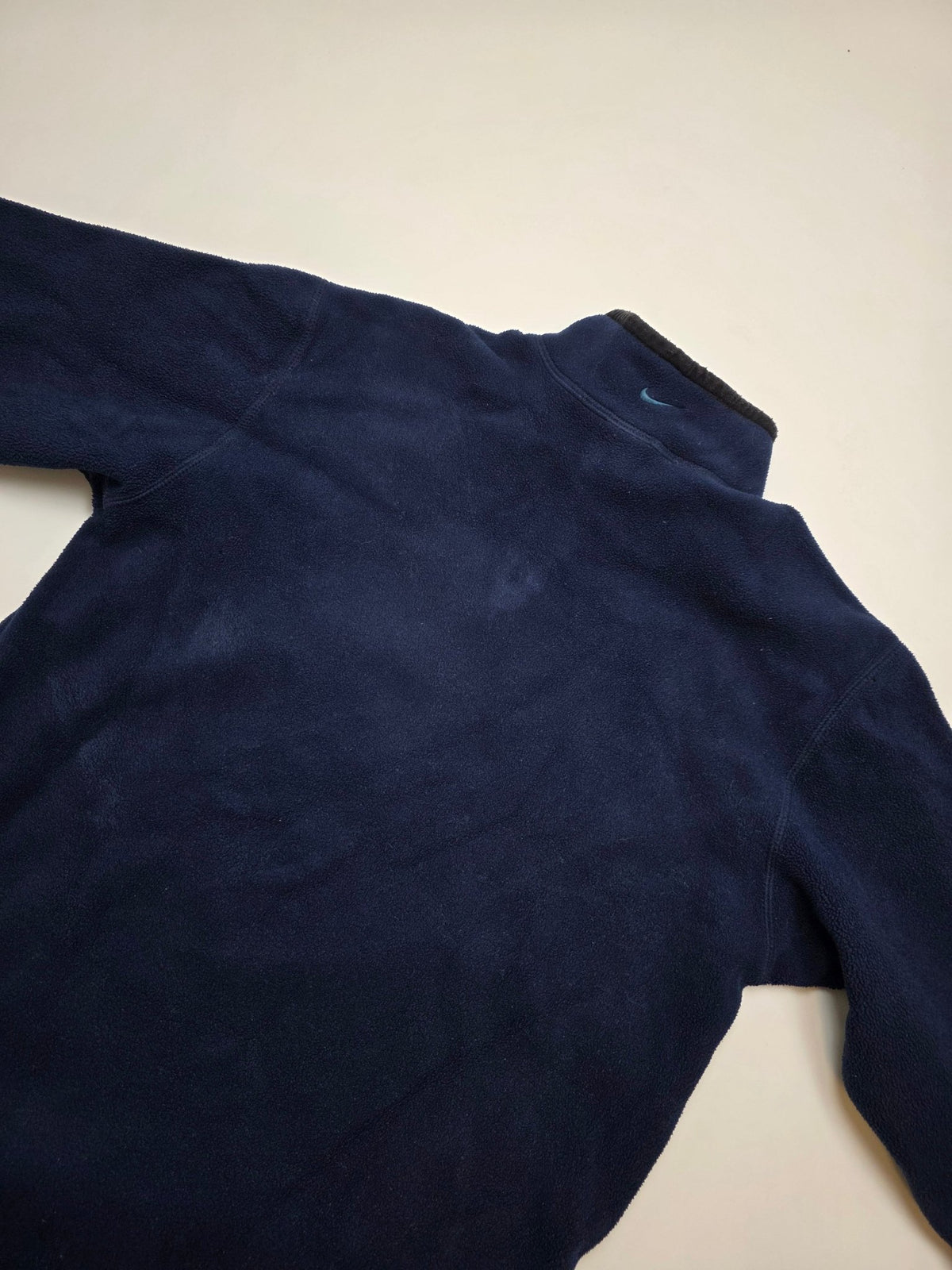 Rückansicht des Nike Vintage Fleeces mit blauem Swoosh am hinteren Kragen