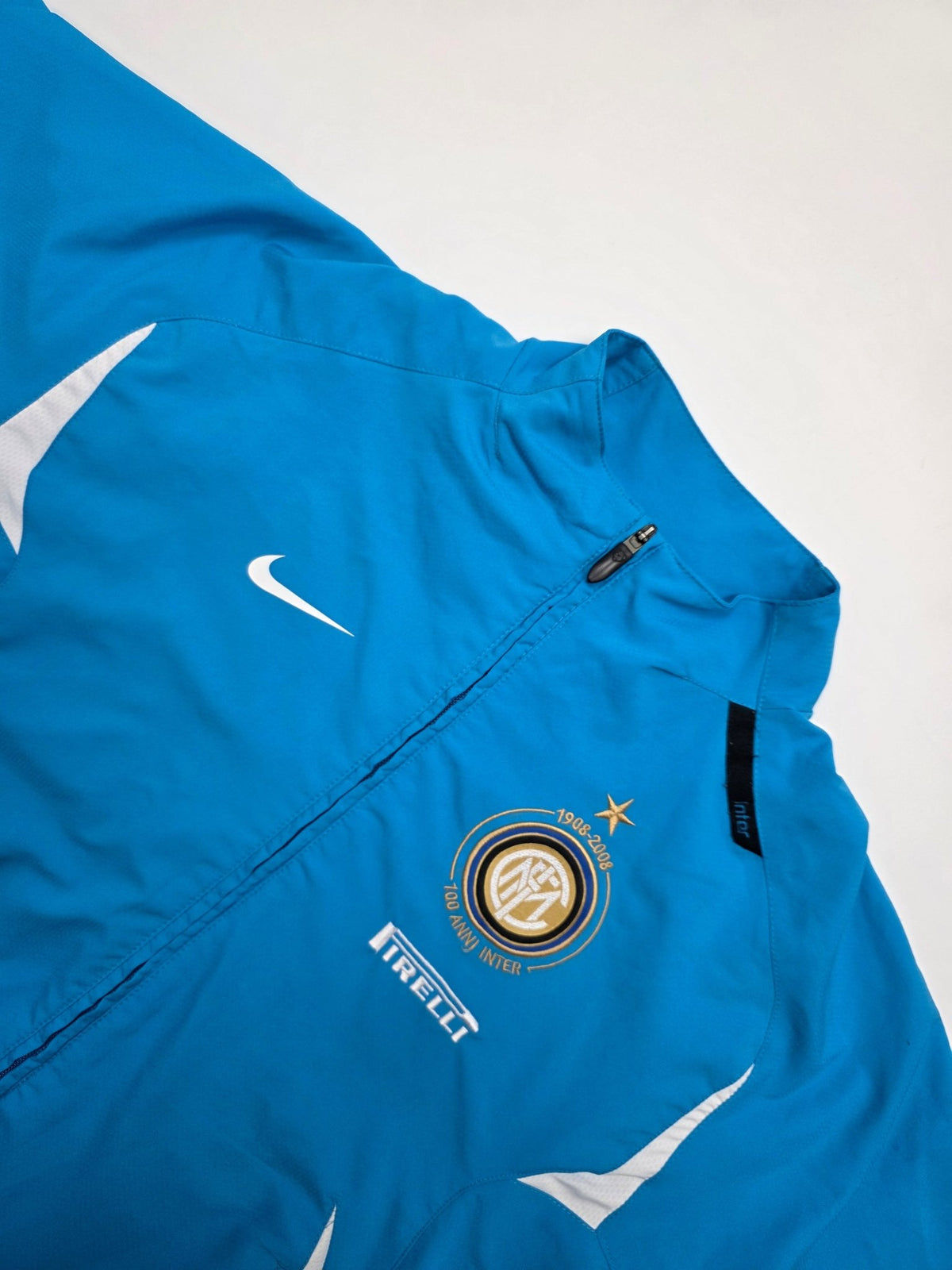 Inter Mailand 100 Anni Wappen, Pirelli-Schriftzug und Nike Swoosh auf der Vintage Trackjacket