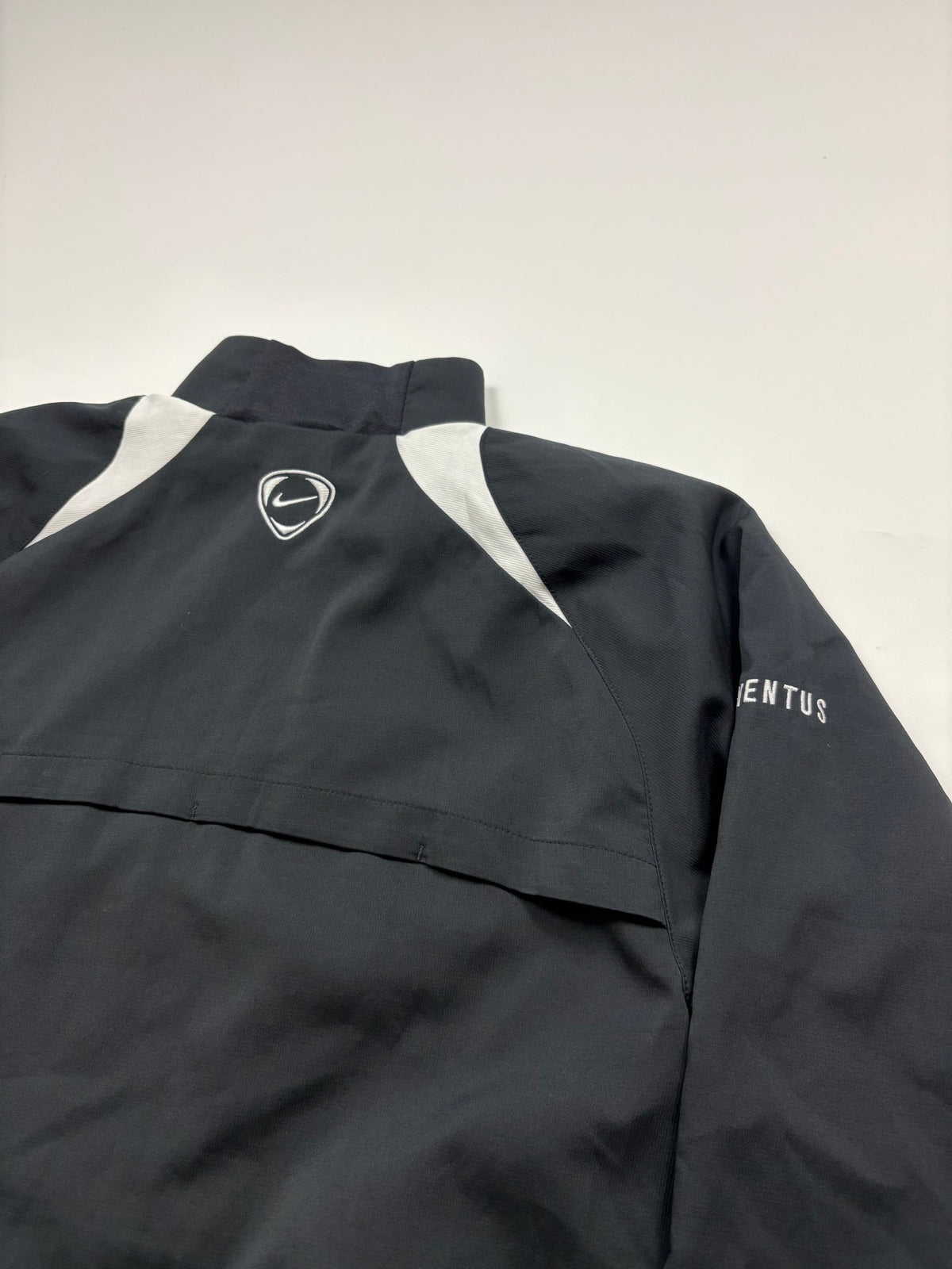 Nike Juventus Centenario Vintage Trackjacket in Anthrazit – Detailansicht