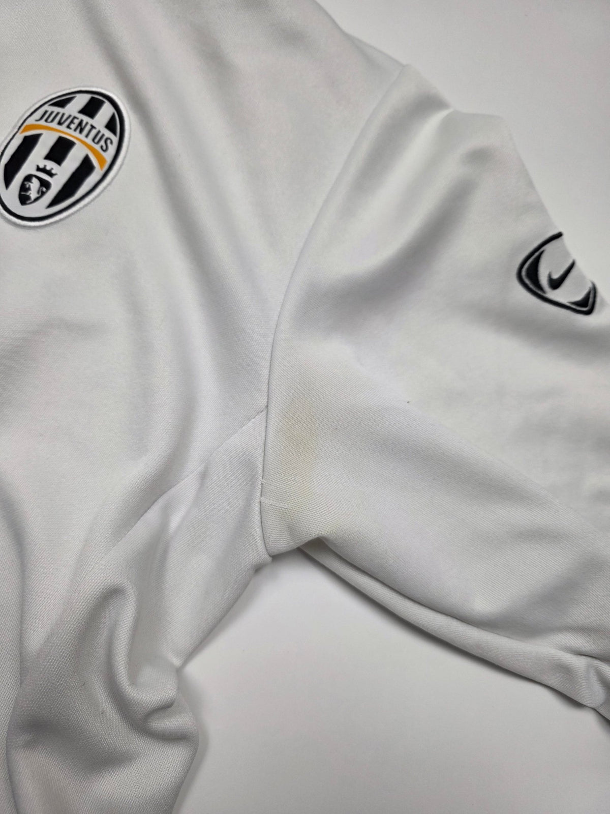 Nike Juventus Vintage Trackjacket in Weiß/Schwarz – Logo im Detail 3