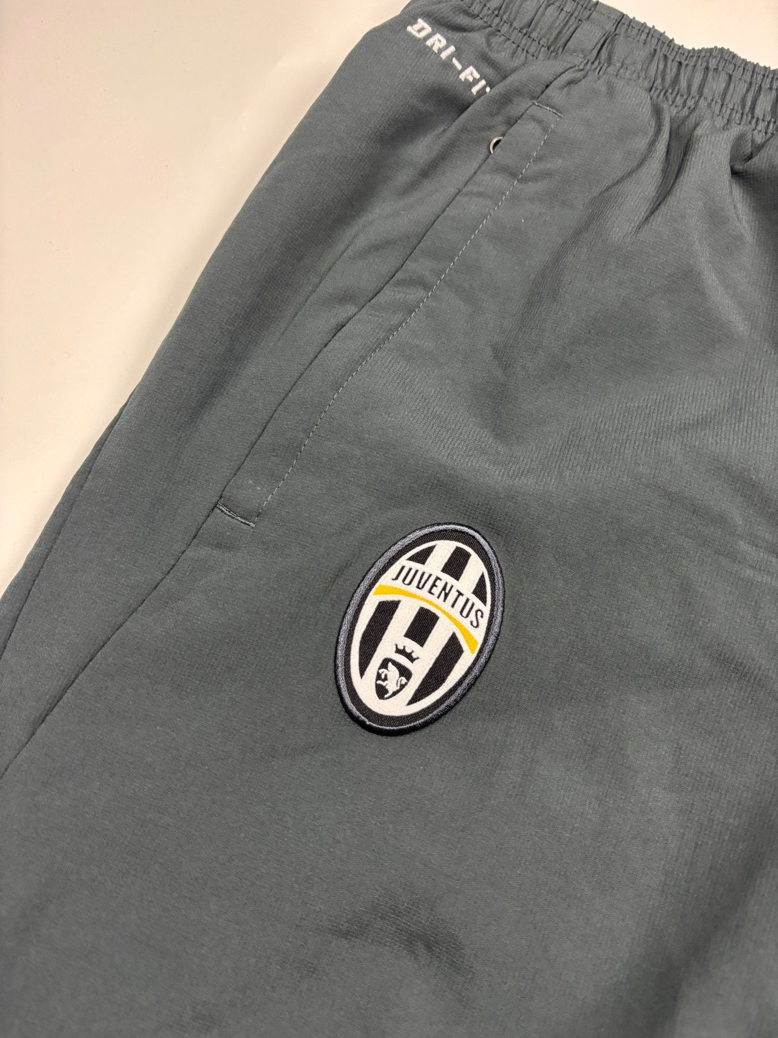 Dri-FIT-Detail am elastischen Bund der Nike Juventus Trackpants