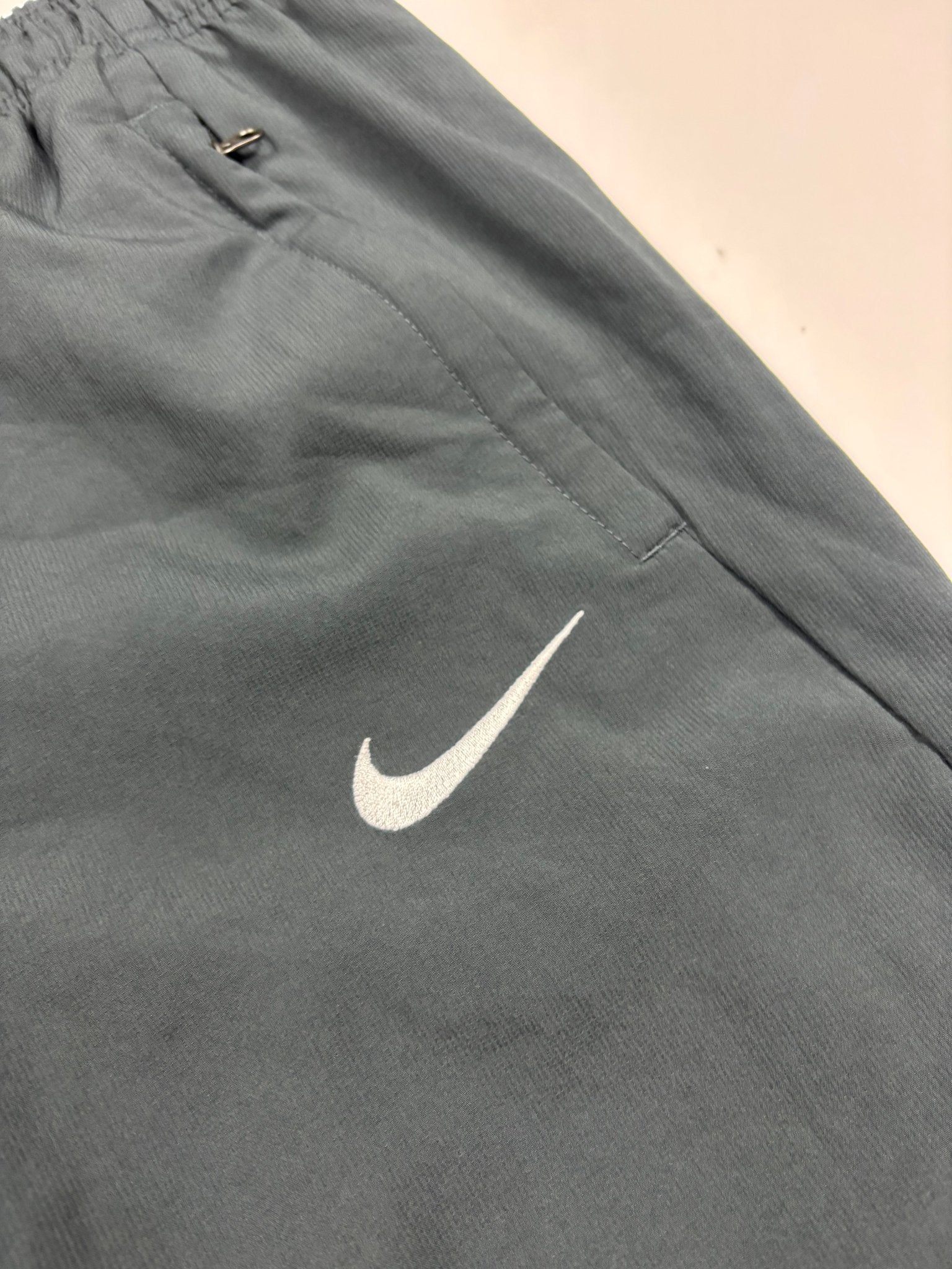 Weißer Nike Swoosh auf schwarzer Juventus Trackpants