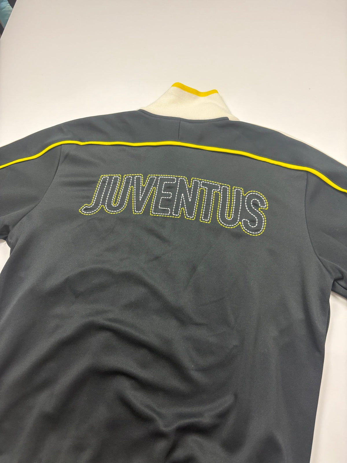 Nike Juventus Turin Vintage Trackjacket in Anthrazit/Gelb – Rückansicht