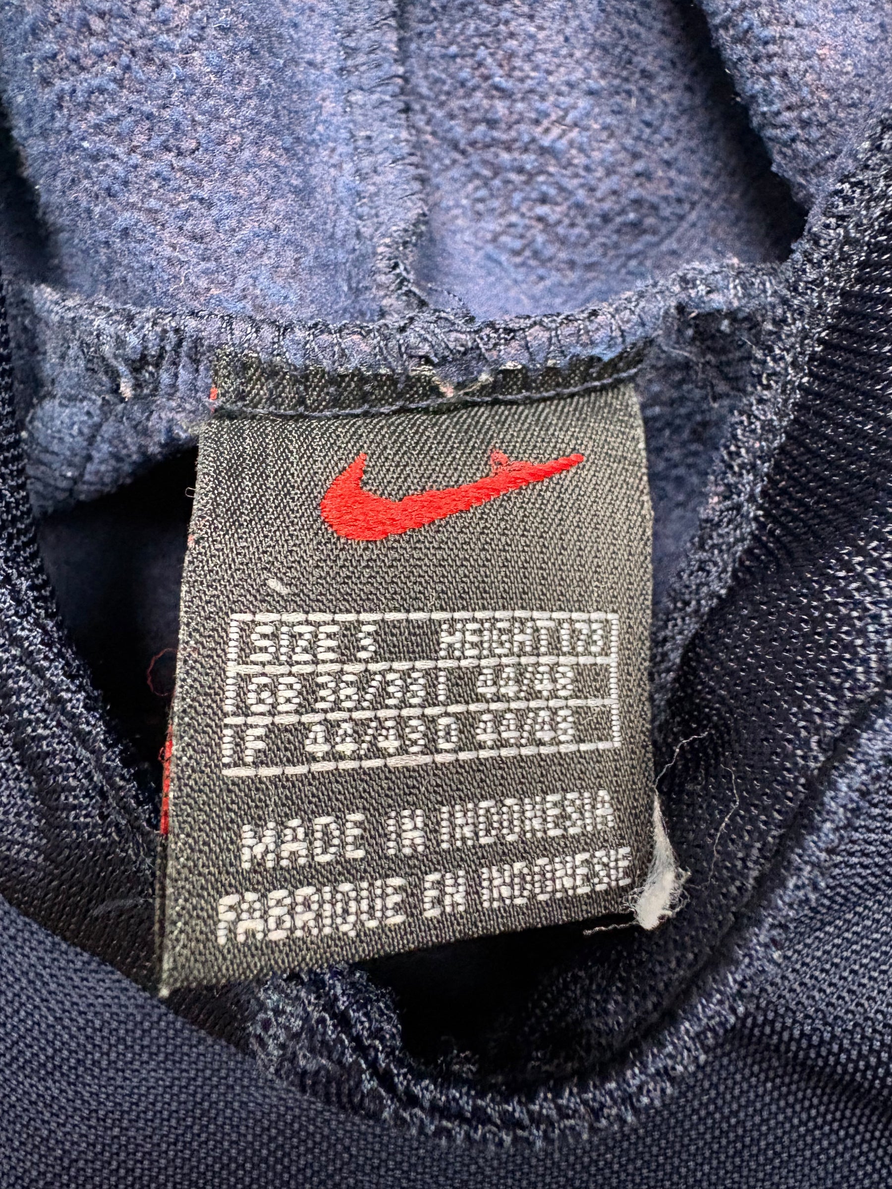 Nike Größenetikett des dunkelblauen Vintage Hoodies mit Labelgröße S