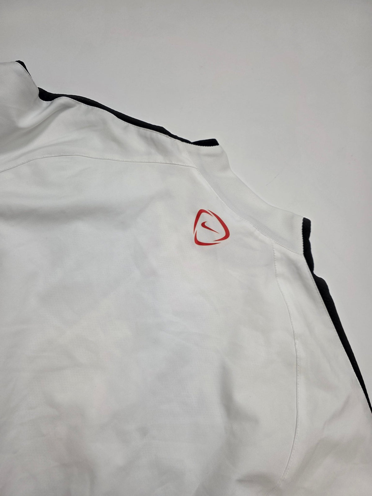 Nike Manchester United Vintage Trackjacket in Weiß/Rot – Logo im Detail 2