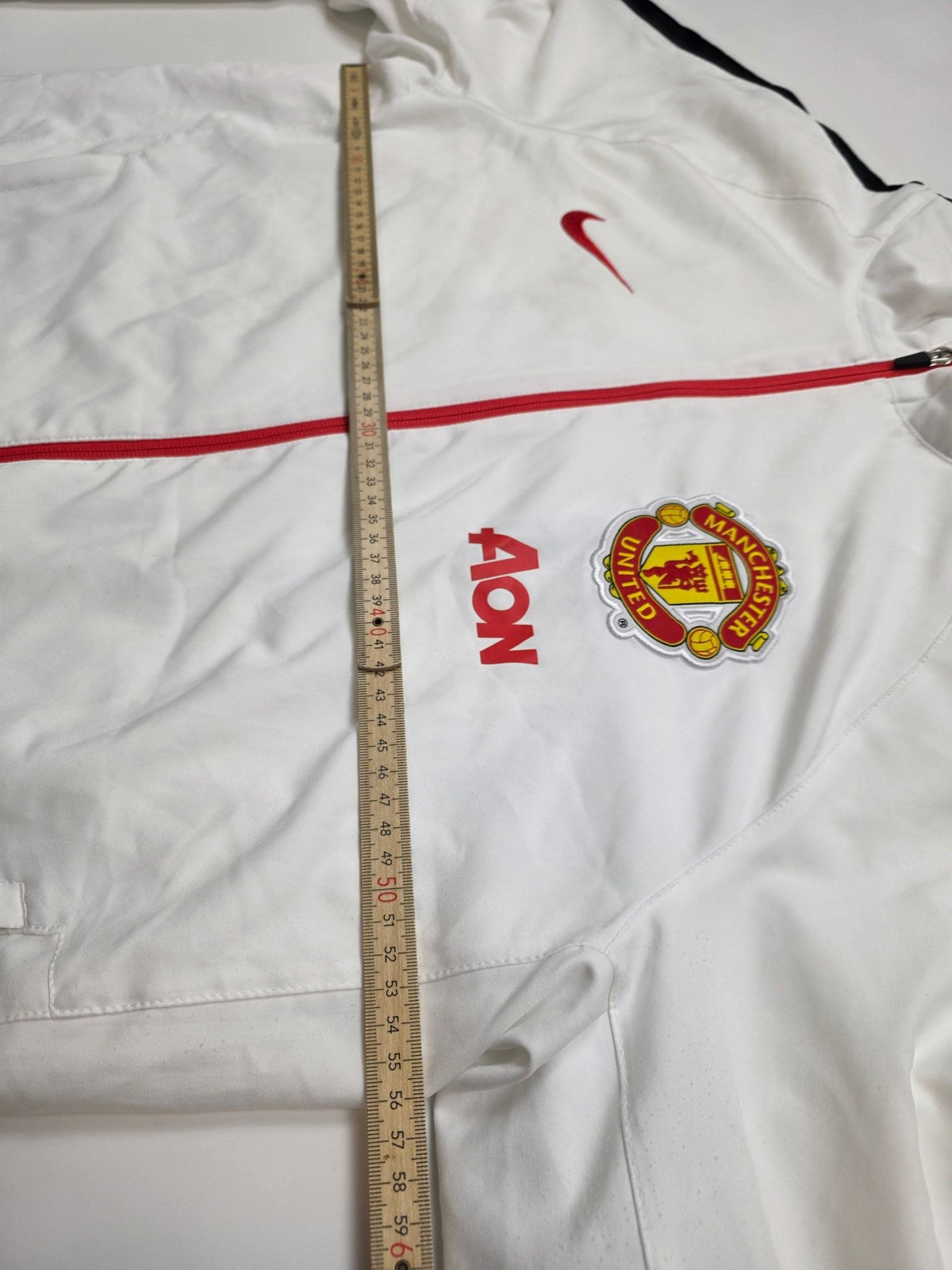 Nike Manchester United Vintage Trackjacket in Weiß/Rot – Messfoto mit Maßstab 2