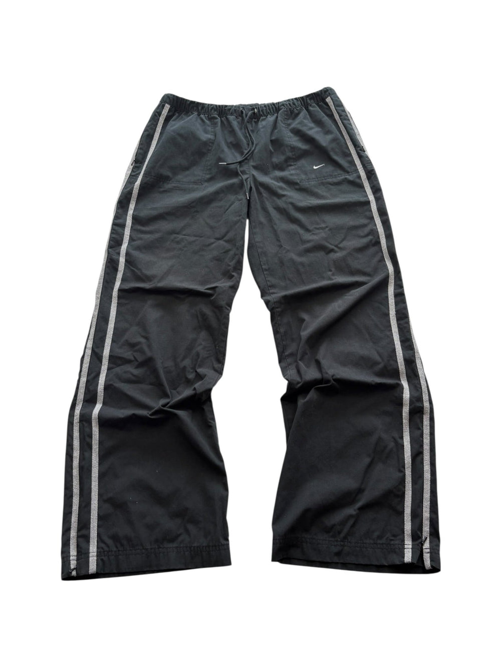 Schwarze Nike Mini Swoosh Vintage Trackpants mit doppelten grauen Seitenstreifen und Kordelzugbund
