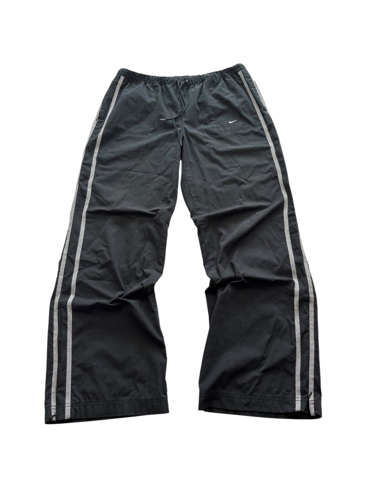 Schwarze Nike Mini Swoosh Vintage Trackpants mit doppelten grauen Seitenstreifen und Kordelzugbund