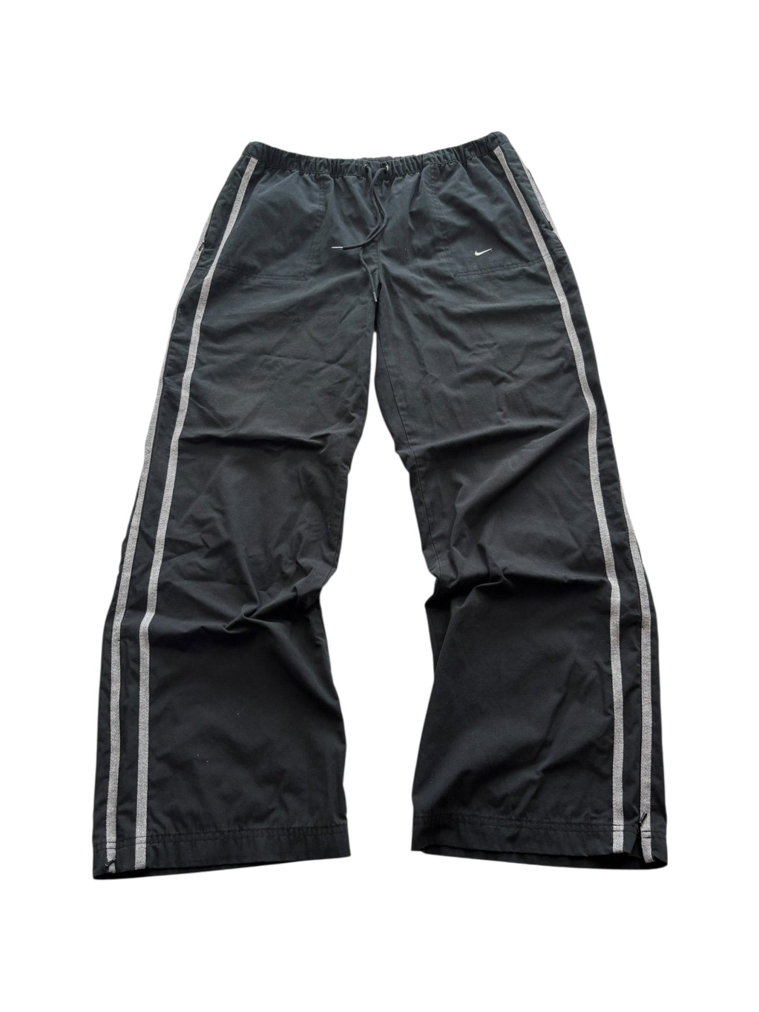 Schwarze Nike Mini Swoosh Vintage Trackpants mit doppelten grauen Seitenstreifen und Kordelzugbund