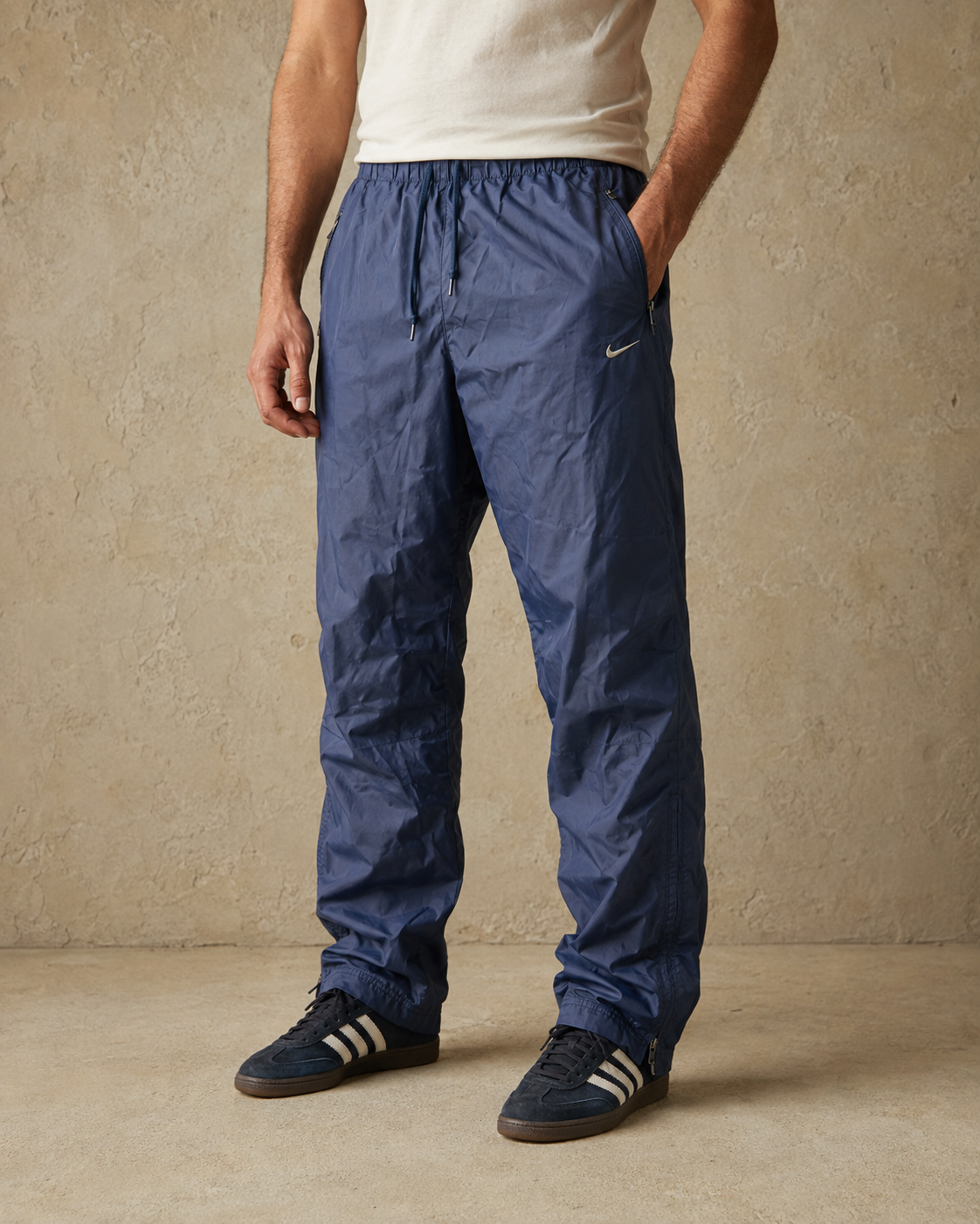 KI-generiertes Tragebeispiel der Nike Mini Swoosh Trackpants in Dunkelblau