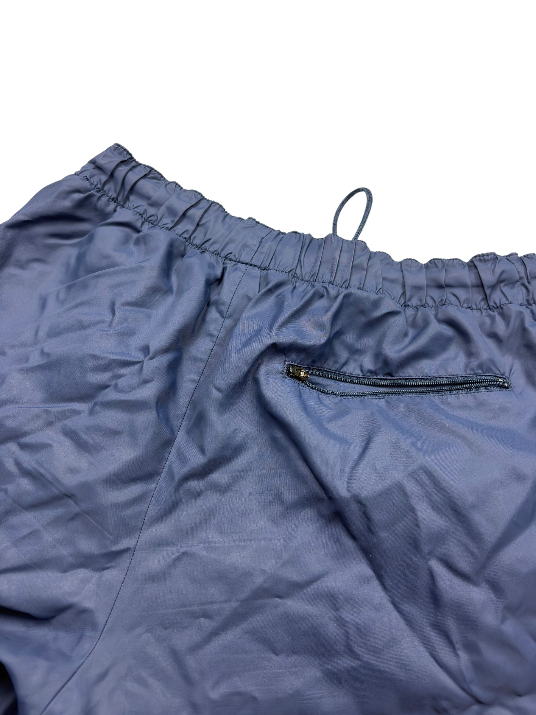 Rückseite der Nike Trackpants mit elastischem Bund und Reißverschlusstasche