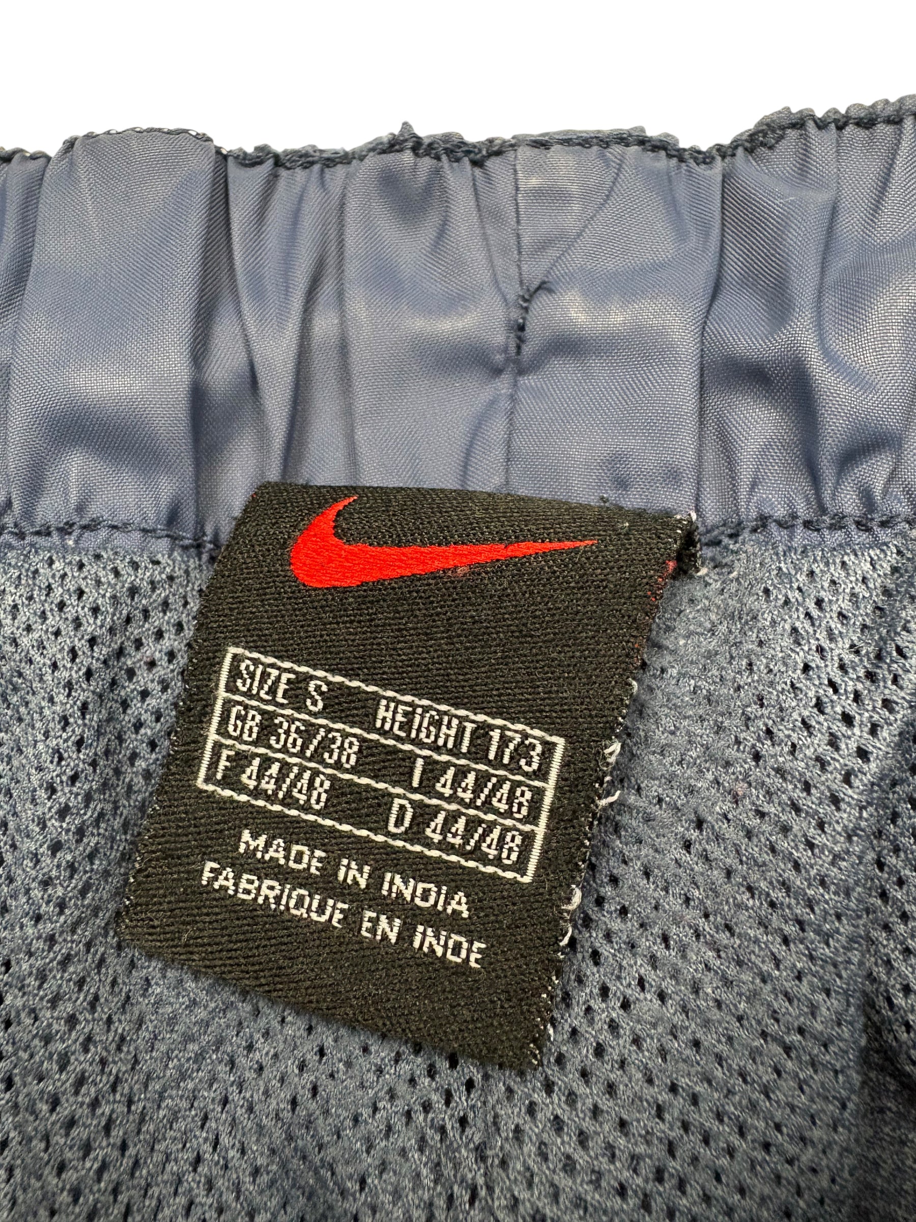 Nike Größenetikett der dunkelblauen Trackpants mit Labelgröße S