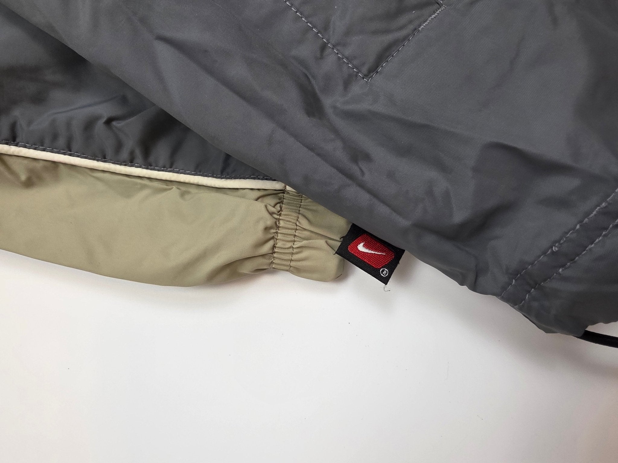 Nike Mini Swoosh Vintage Windbreaker – Grau/Olive (S) - PKeyVintage
