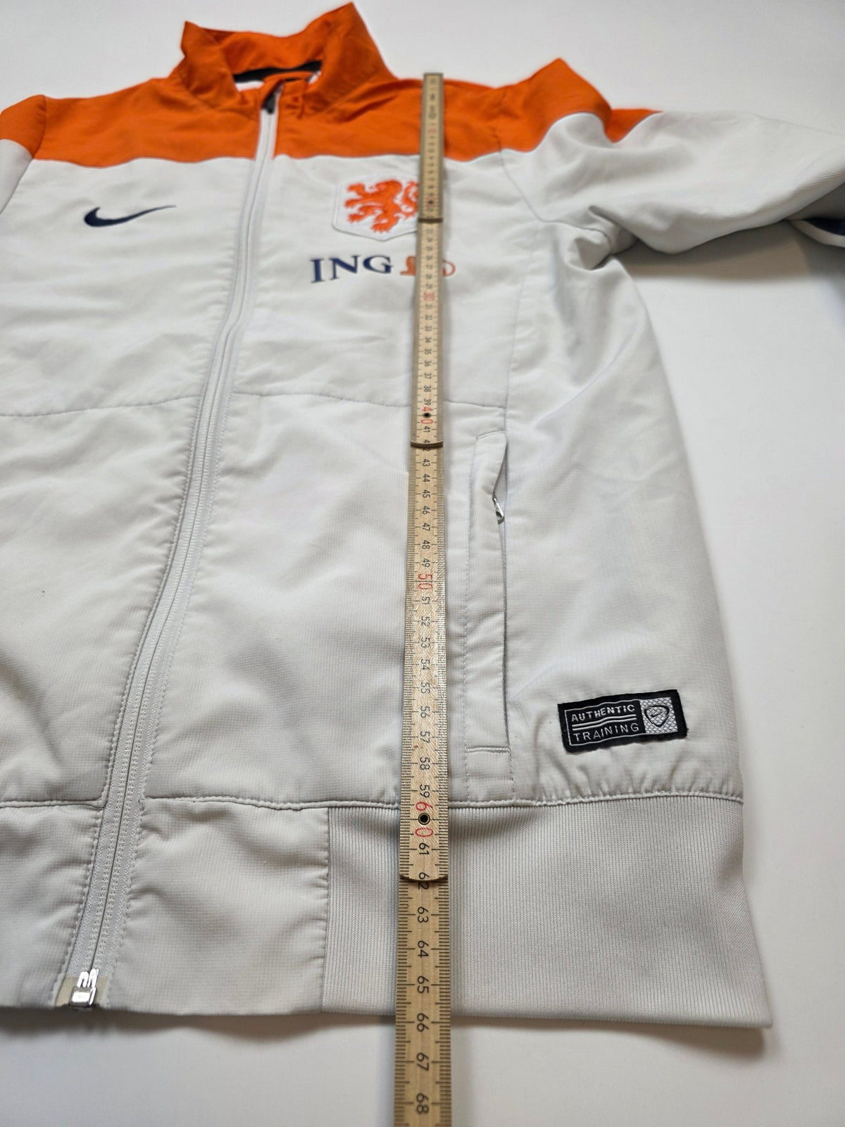 Nike KNVB Niederlande Vintage Trackjacket in Hellgrau/Orange – Messfoto mit Maßstab 2