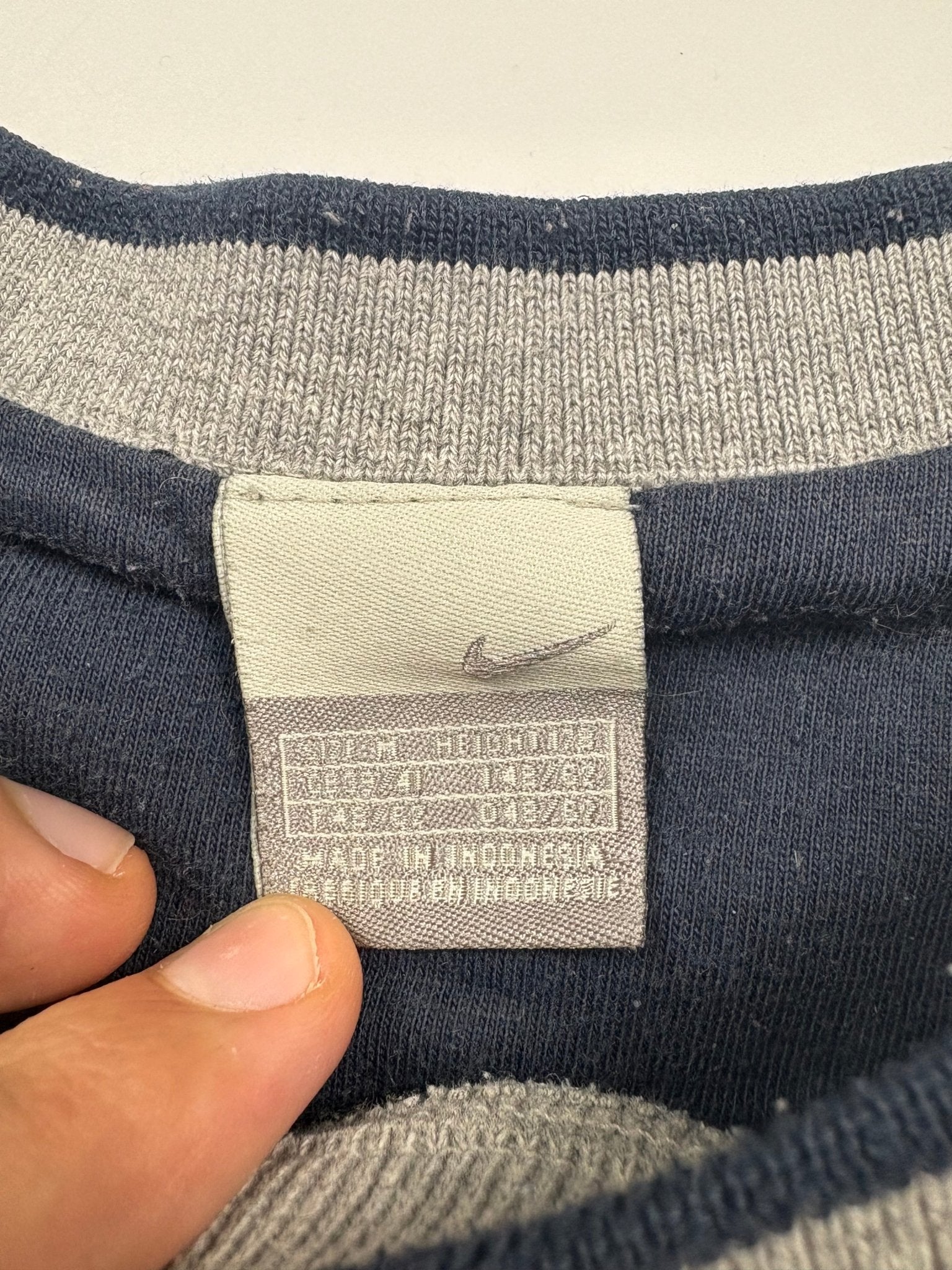 Nike Oval Logo Vintage Sweater – Grau/Navy (M) - PKeyVintage