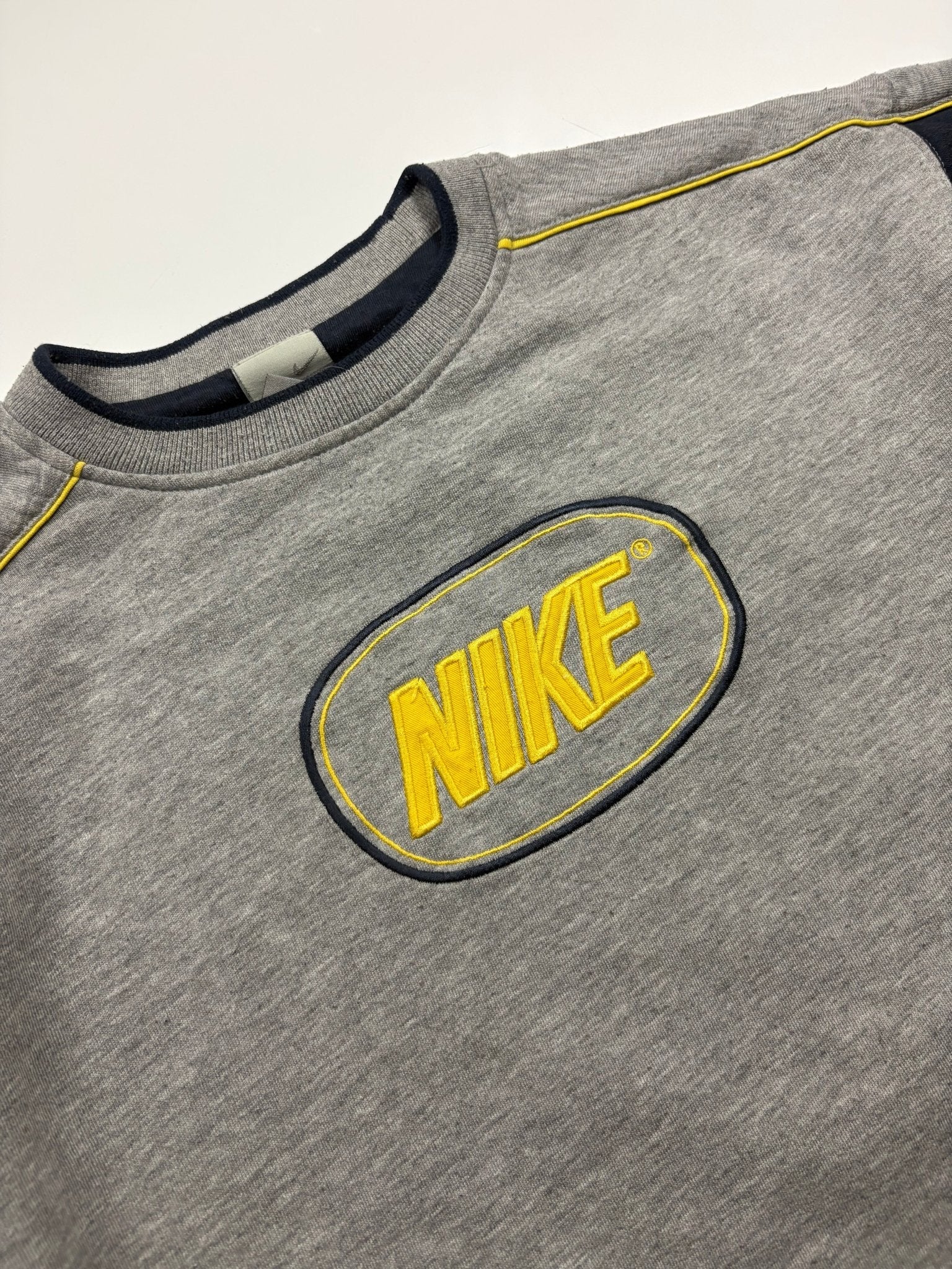 Nike Oval Logo Vintage Sweater – Grau/Navy (M) - PKeyVintage