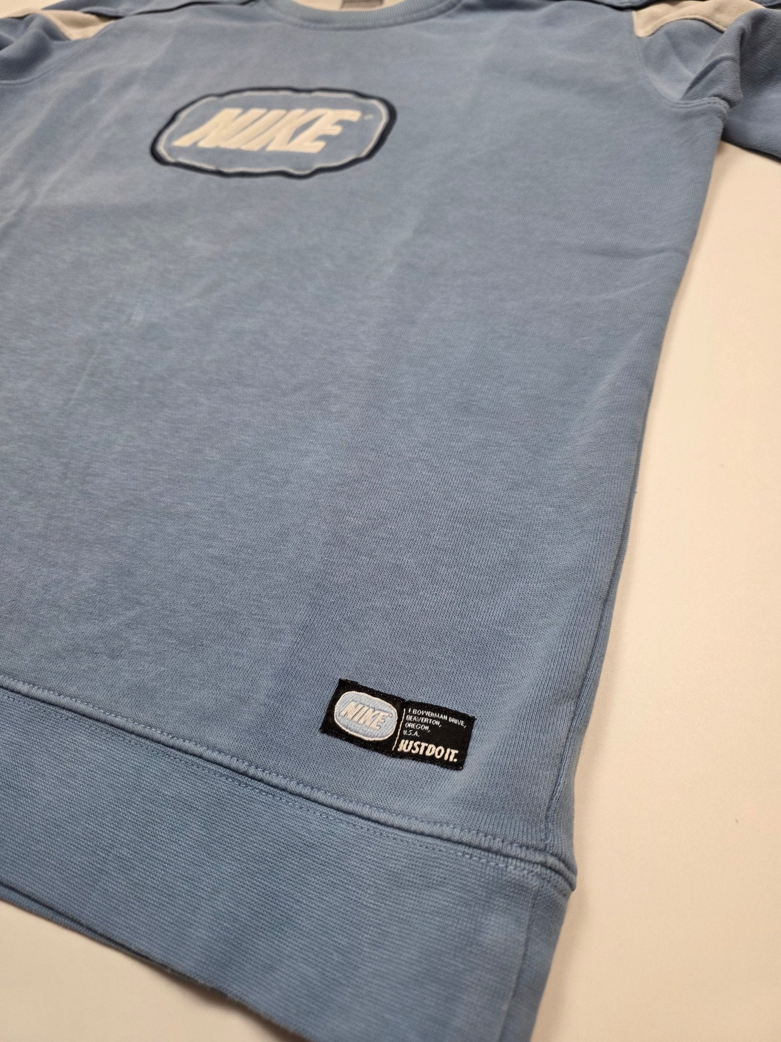 Nike Oval Patch Vintage Sweater – Hellblau/Creme (S) - PKeyVintage