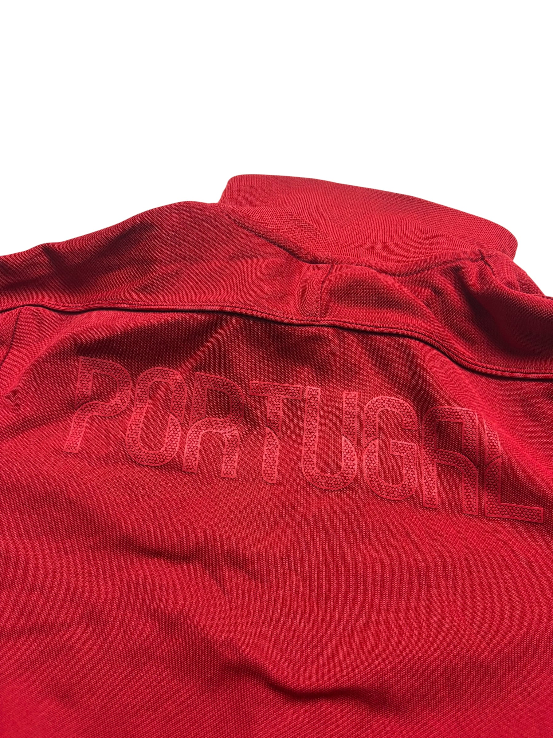 Großer tonaler PORTUGAL Rückenprint auf der roten Nike Portugal Vintage Trackjacket