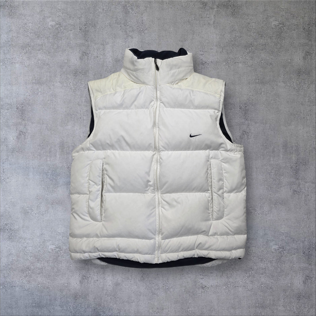 Nike Puffer Sweater in Weiß – Frontansicht